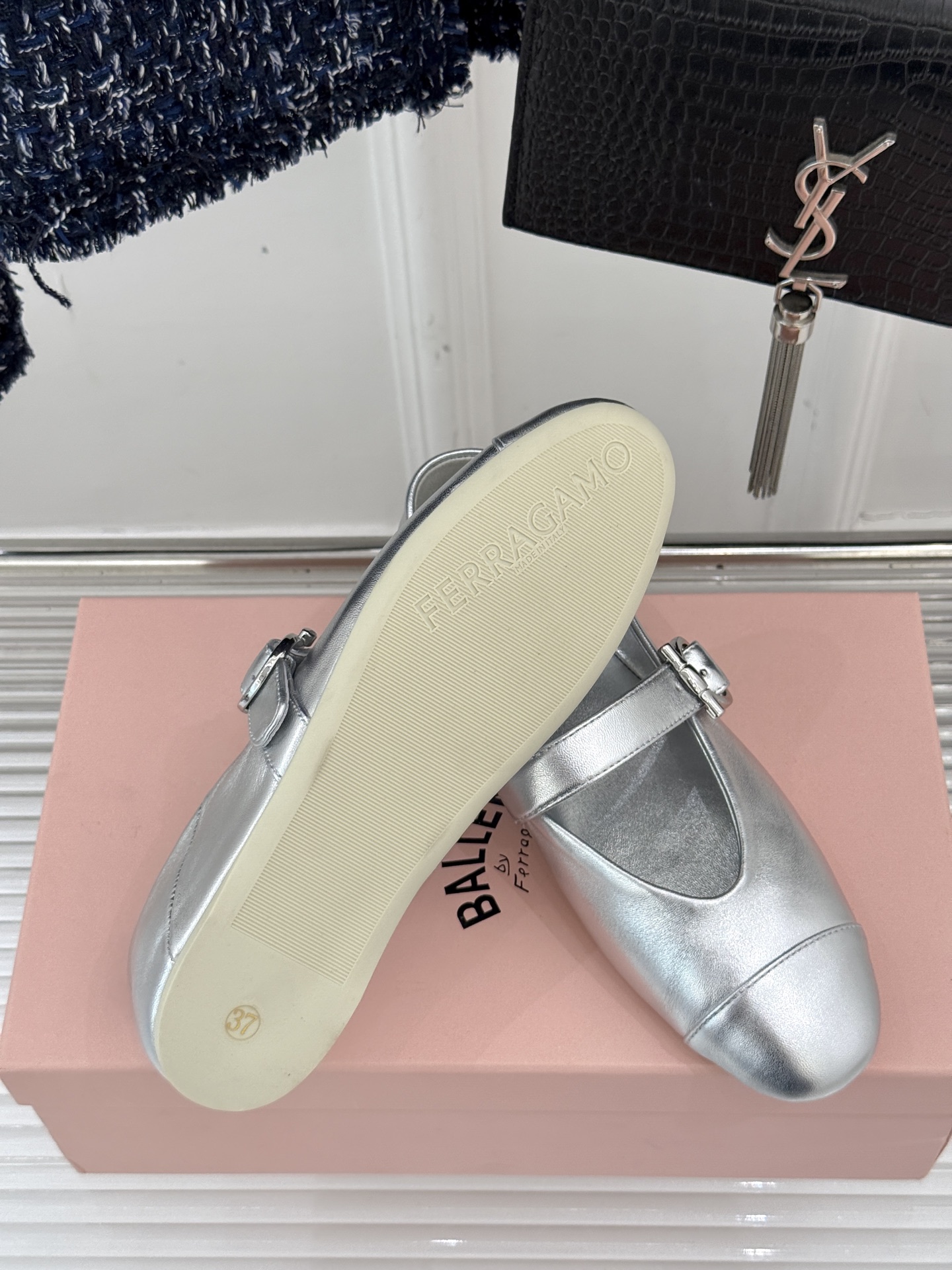 
Ferragamo/菲拉格慕25AW新品
复古平底玛丽珍鞋
第一眼看上就被种草了
满满的法式复古风
上