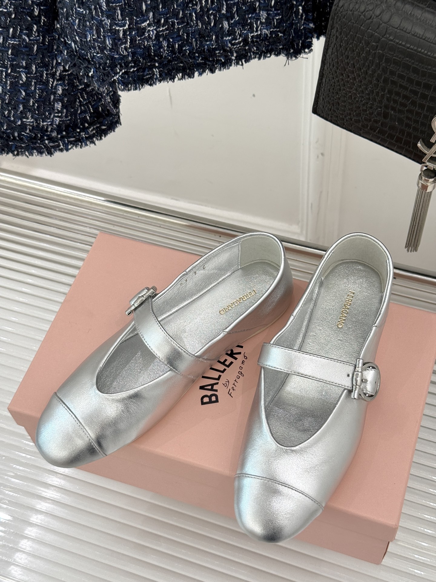 
Ferragamo/菲拉格慕25AW新品
复古平底玛丽珍鞋
第一眼看上就被种草了
满满的法式复古风
上