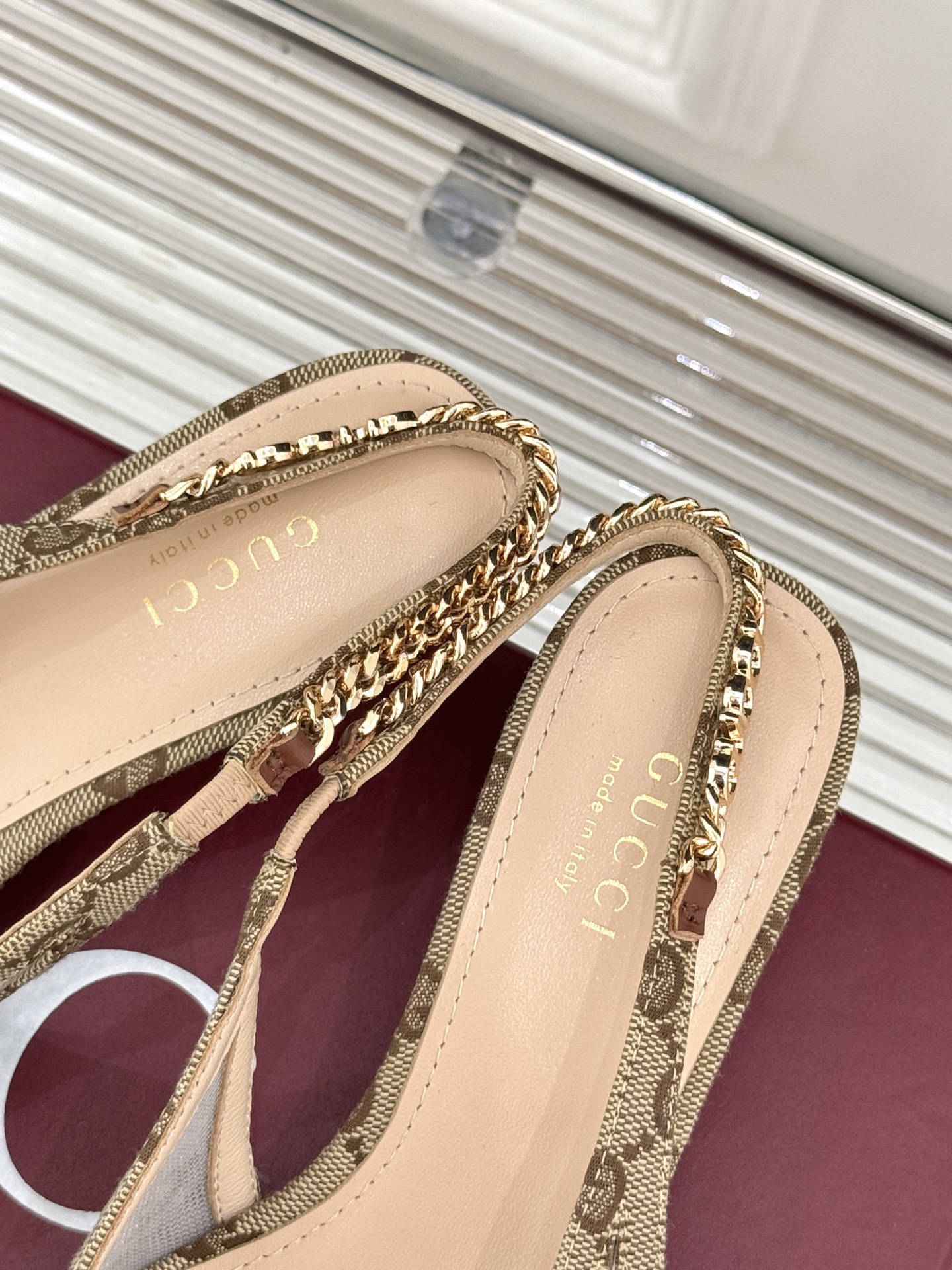 
Gucci 25S 春夏新品金属链条
网纱后空高跟凉鞋
长到心巴儿上了~爱了~爱了！
元气少女 活力满