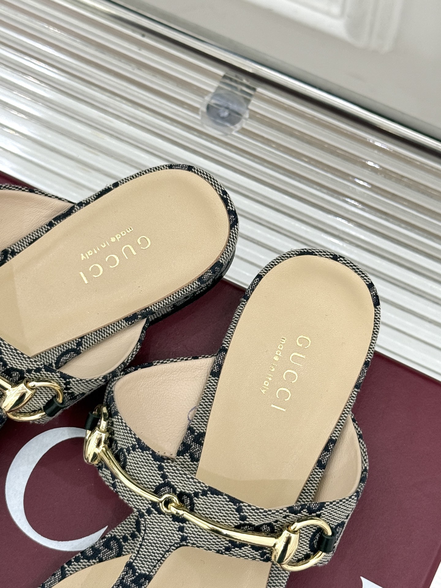 
Gucci/古驰经典老花马衔扣
夹脚凉鞋
夏天最值得入手的单品❗️
自带高级气场的凉鞋
搭配裙装裤装率