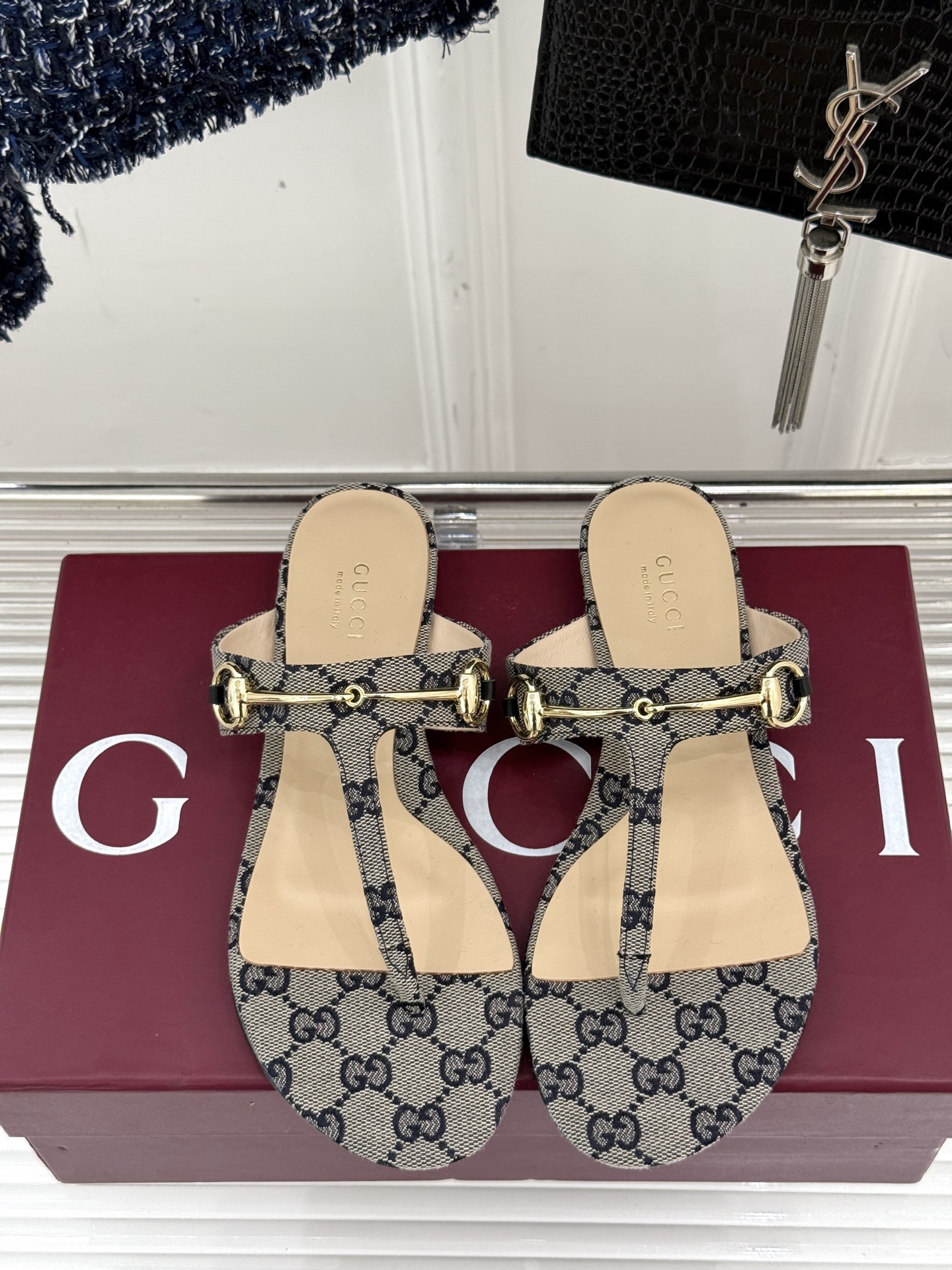 
Gucci/古驰经典老花马衔扣
夹脚凉鞋
夏天最值得入手的单品❗️
自带高级气场的凉鞋
搭配裙装裤装率