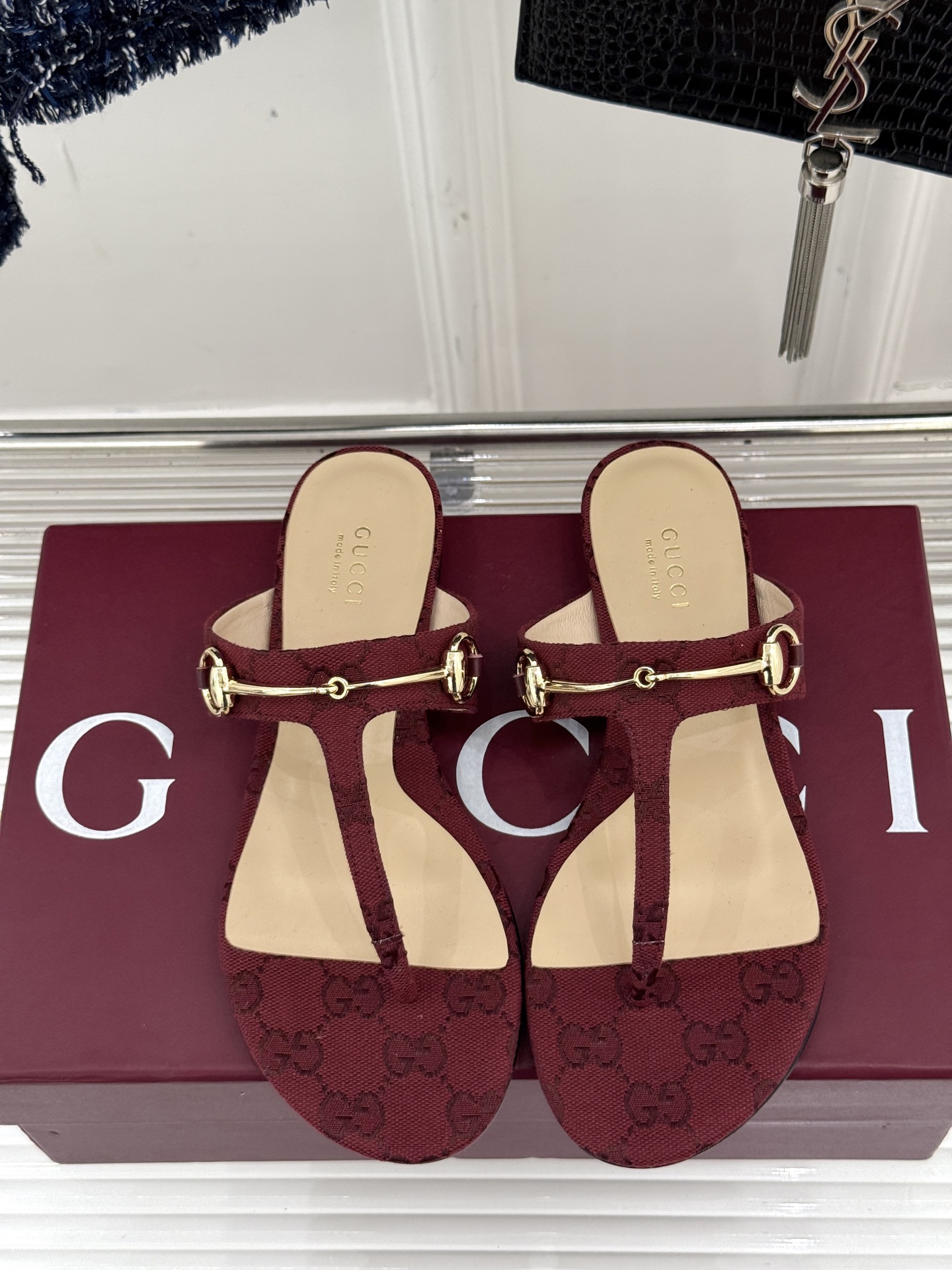 
Gucci/古驰经典老花马衔扣
夹脚凉鞋
夏天最值得入手的单品❗️
自带高级气场的凉鞋
搭配裙装裤装率