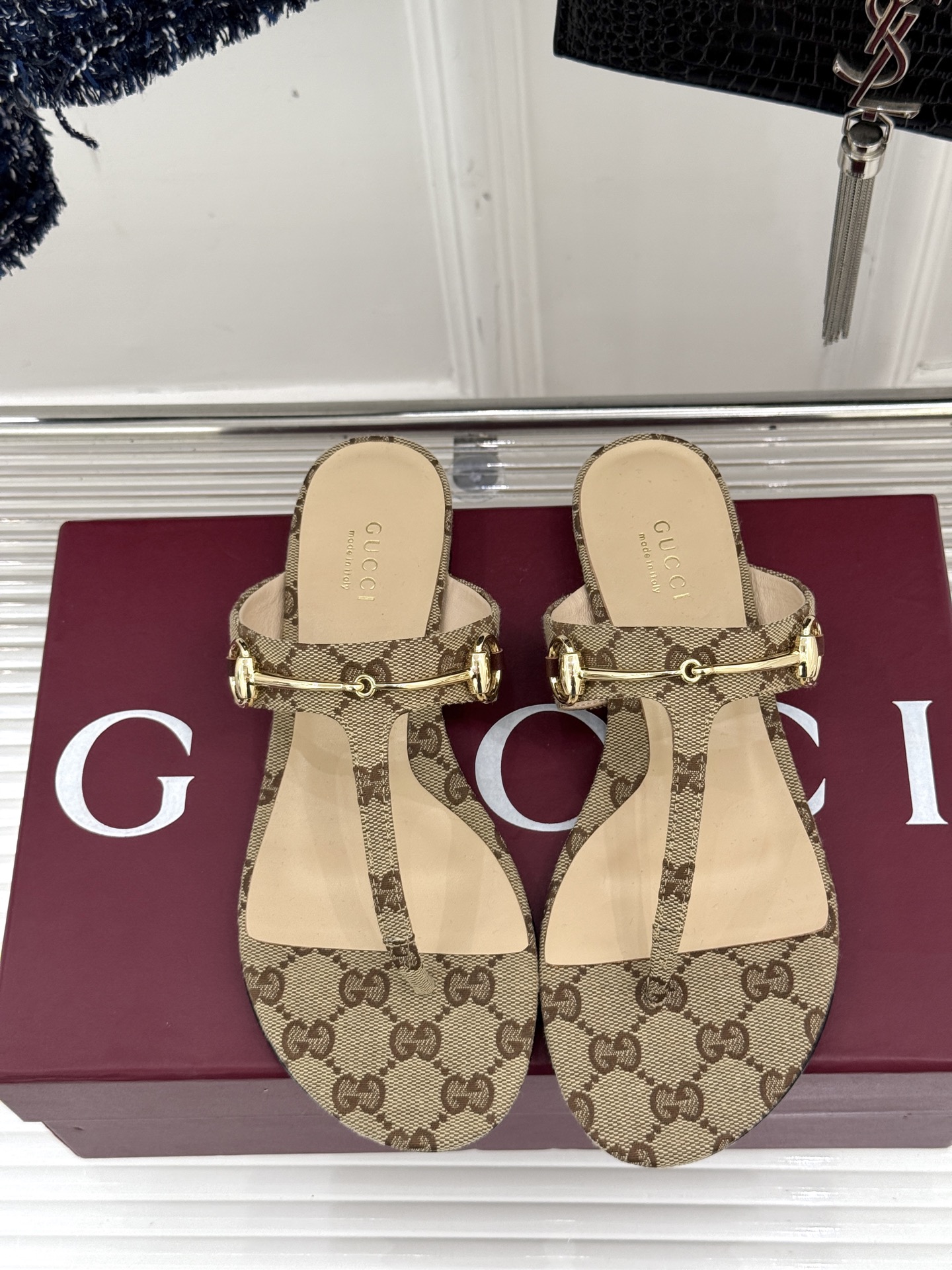 
Gucci/古驰经典老花马衔扣
夹脚凉鞋
夏天最值得入手的单品❗️
自带高级气场的凉鞋
搭配裙装裤装率