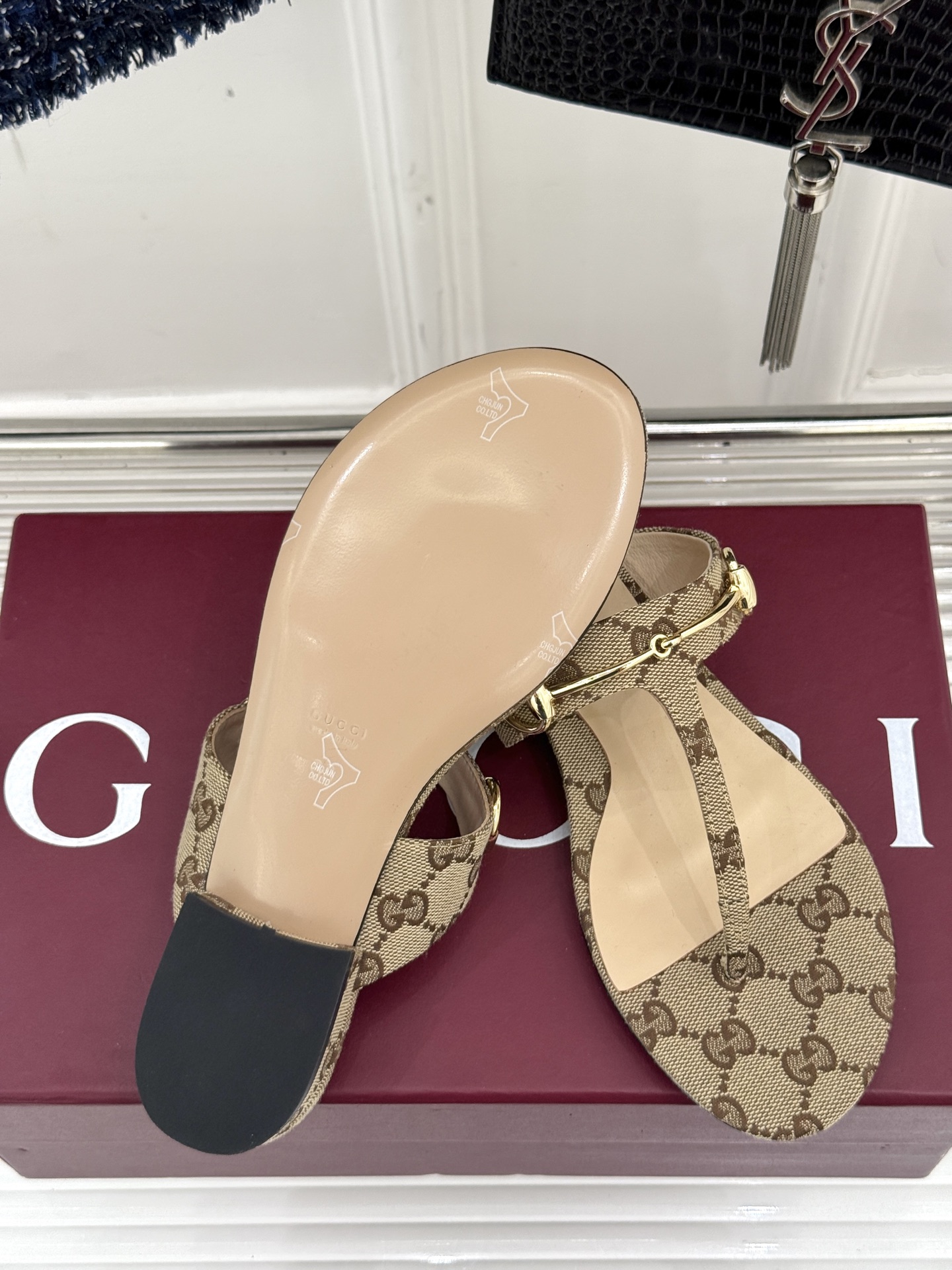 
Gucci/古驰经典老花马衔扣
夹脚凉鞋
夏天最值得入手的单品❗️
自带高级气场的凉鞋
搭配裙装裤装率