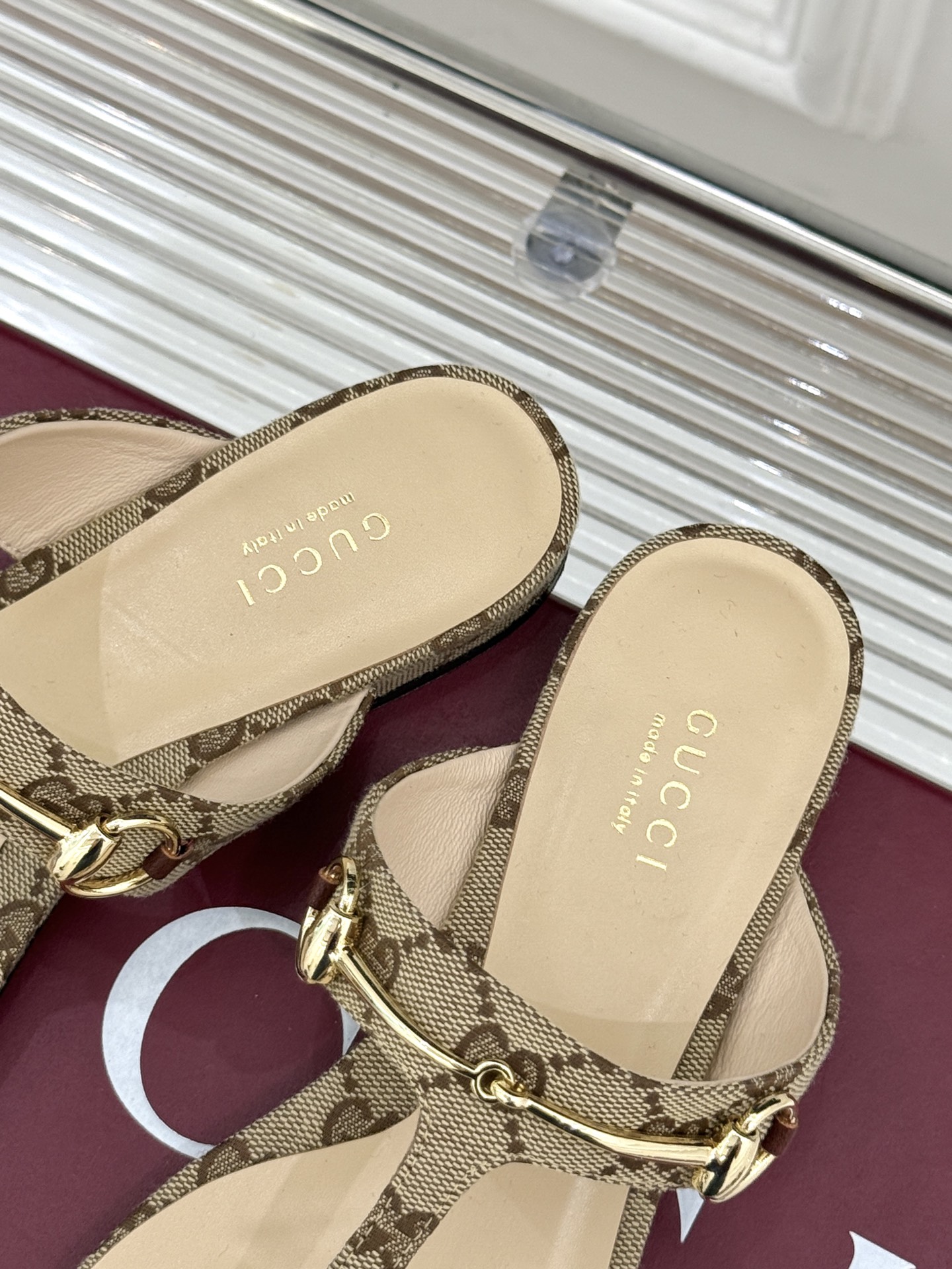 
Gucci/古驰经典老花马衔扣
夹脚凉鞋
夏天最值得入手的单品❗️
自带高级气场的凉鞋
搭配裙装裤装率