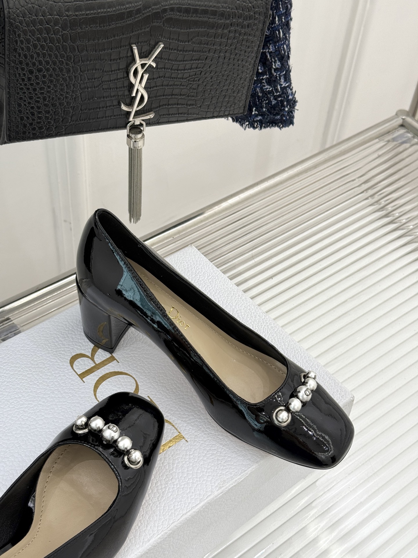 
Dior/迪奥25ss春夏新品
珍珠系列粗跟凉鞋单鞋
简洁珍珠设计 显高贵气质
无论是搭配牛仔裤还是长