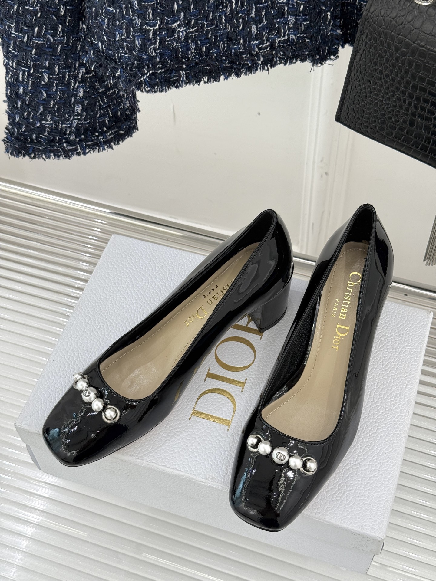 
Dior/迪奥25ss春夏新品
珍珠系列粗跟凉鞋单鞋
简洁珍珠设计 显高贵气质
无论是搭配牛仔裤还是长