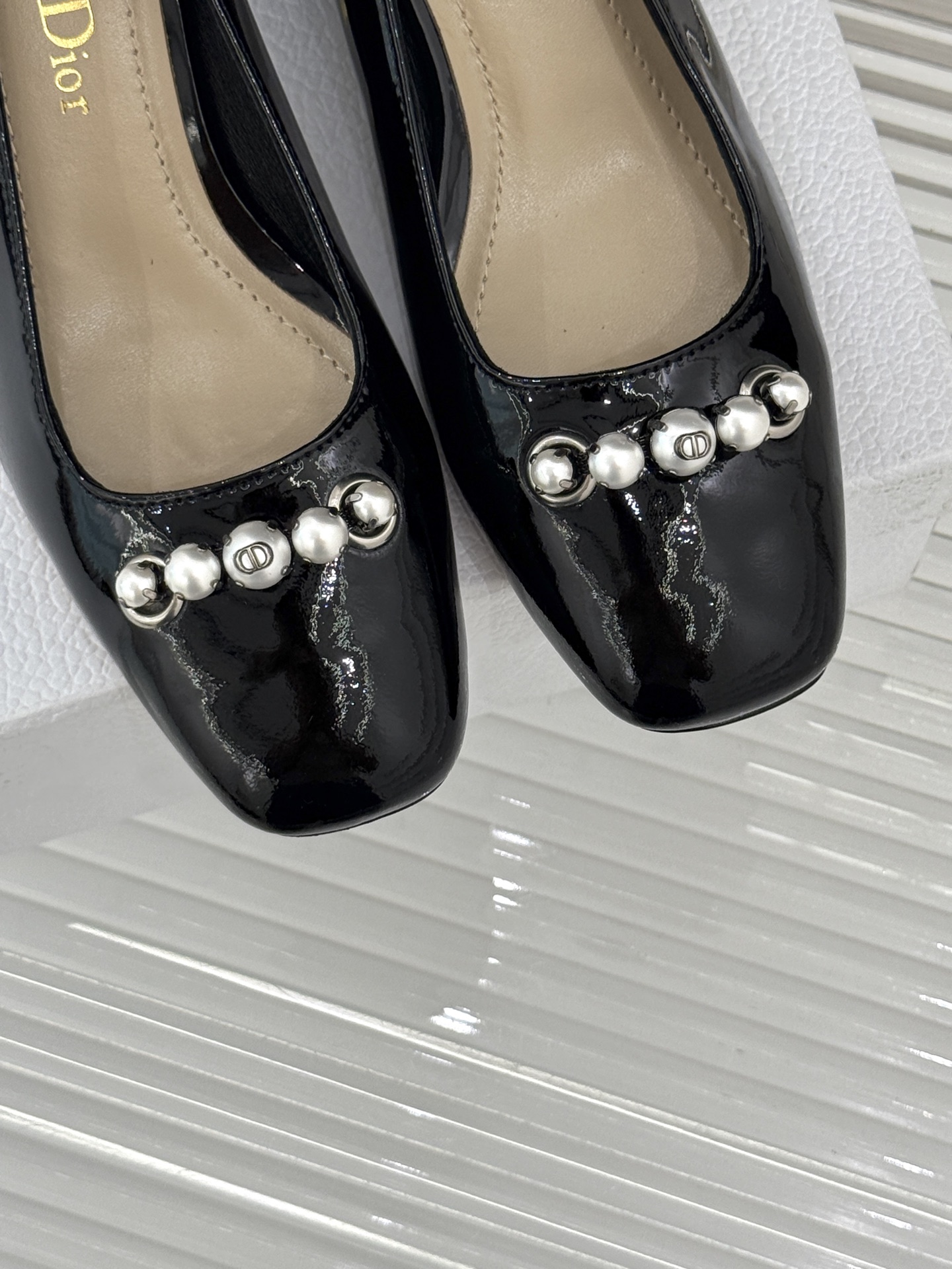
Dior/迪奥25ss春夏新品
珍珠系列粗跟凉鞋单鞋
简洁珍珠设计 显高贵气质
无论是搭配牛仔裤还是长