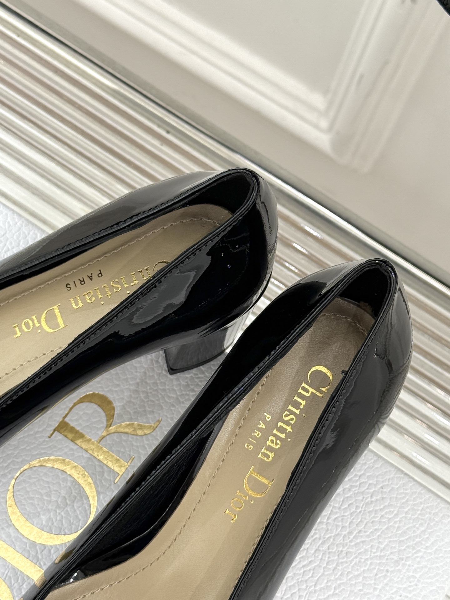 
Dior/迪奥25ss春夏新品
珍珠系列粗跟凉鞋单鞋
简洁珍珠设计 显高贵气质
无论是搭配牛仔裤还是长