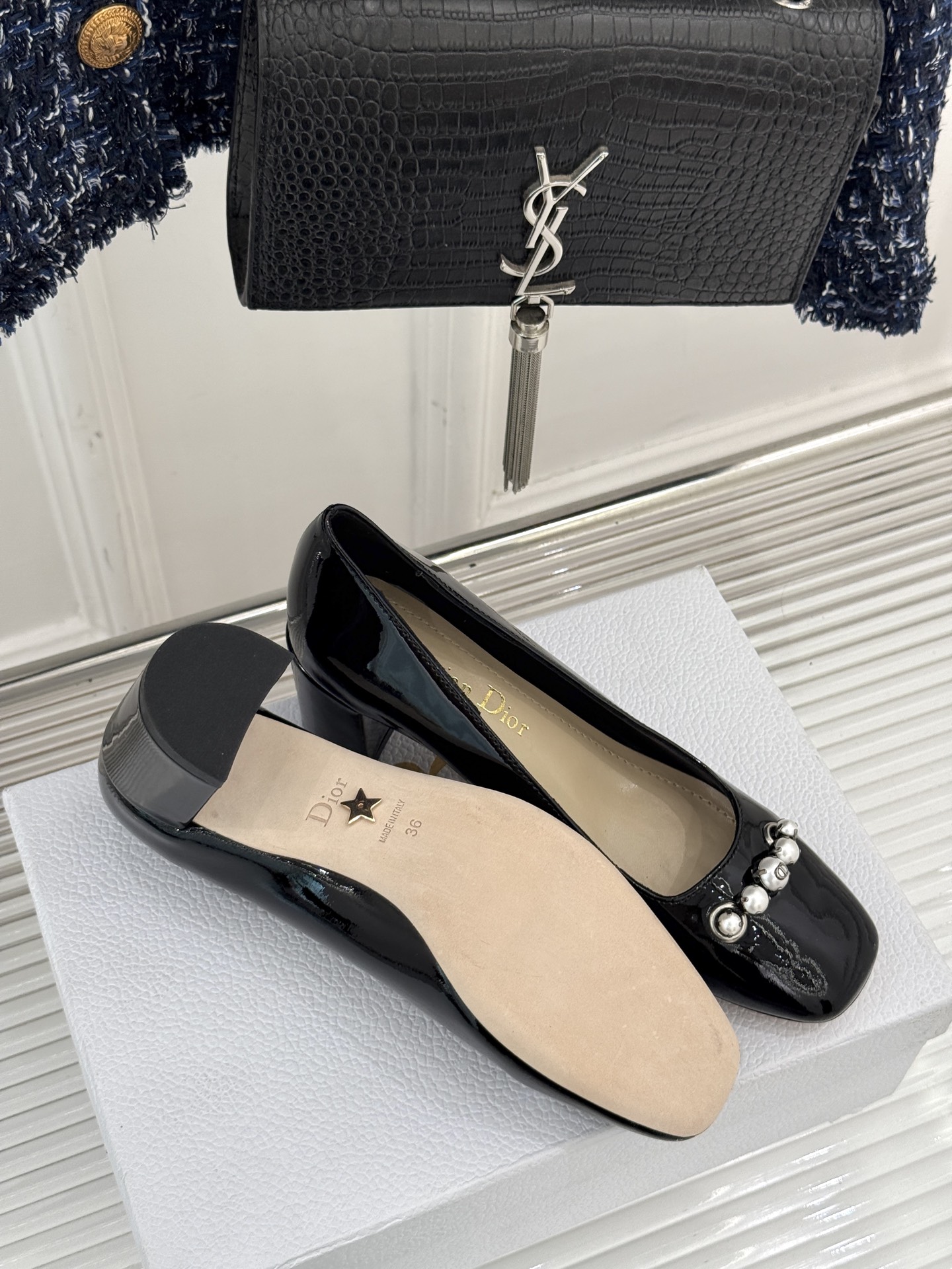 
Dior/迪奥25ss春夏新品
珍珠系列粗跟凉鞋单鞋
简洁珍珠设计 显高贵气质
无论是搭配牛仔裤还是长