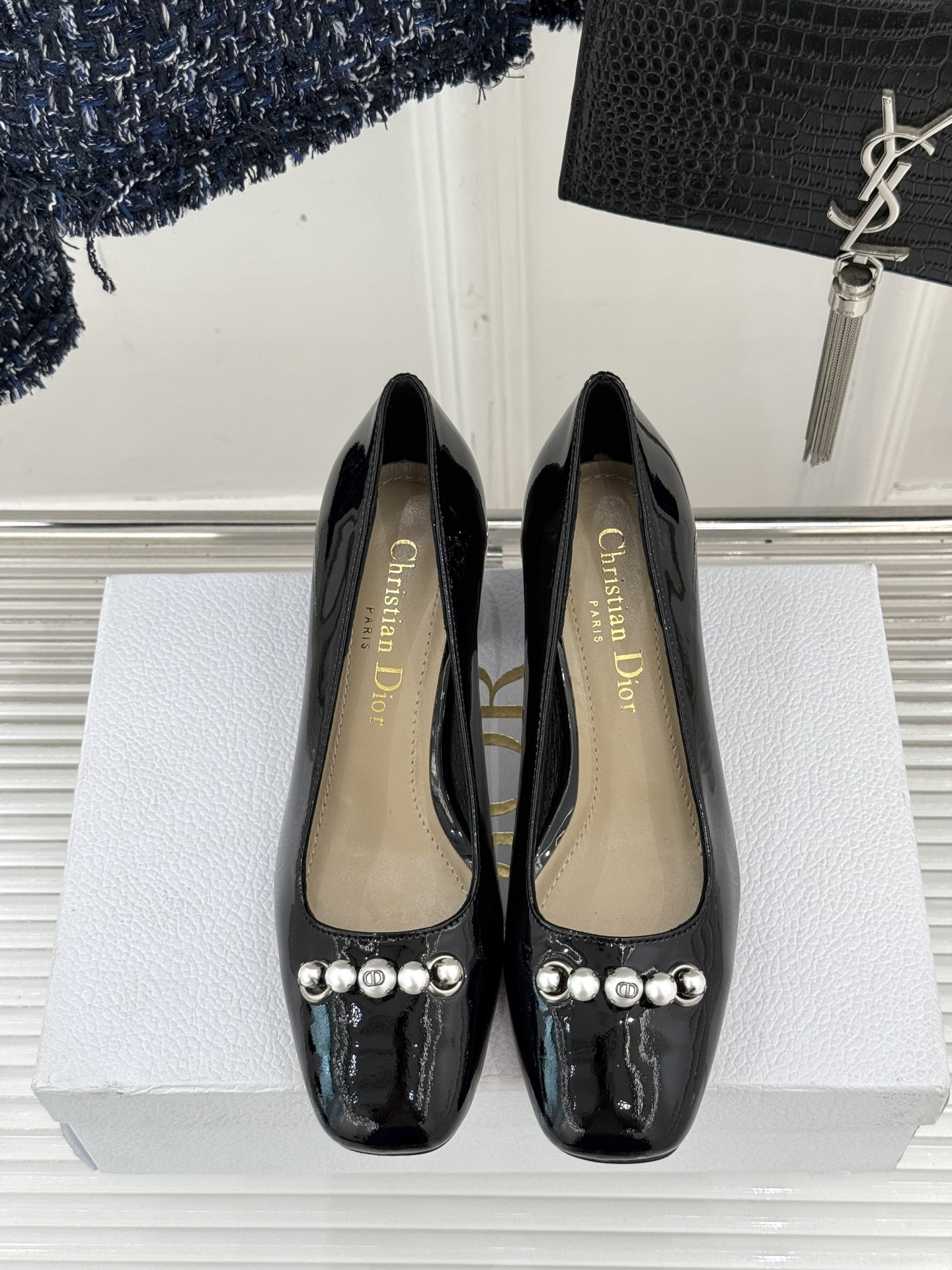 
Dior/迪奥25ss春夏新品
珍珠系列粗跟凉鞋单鞋
简洁珍珠设计 显高贵气质
无论是搭配牛仔裤还是长