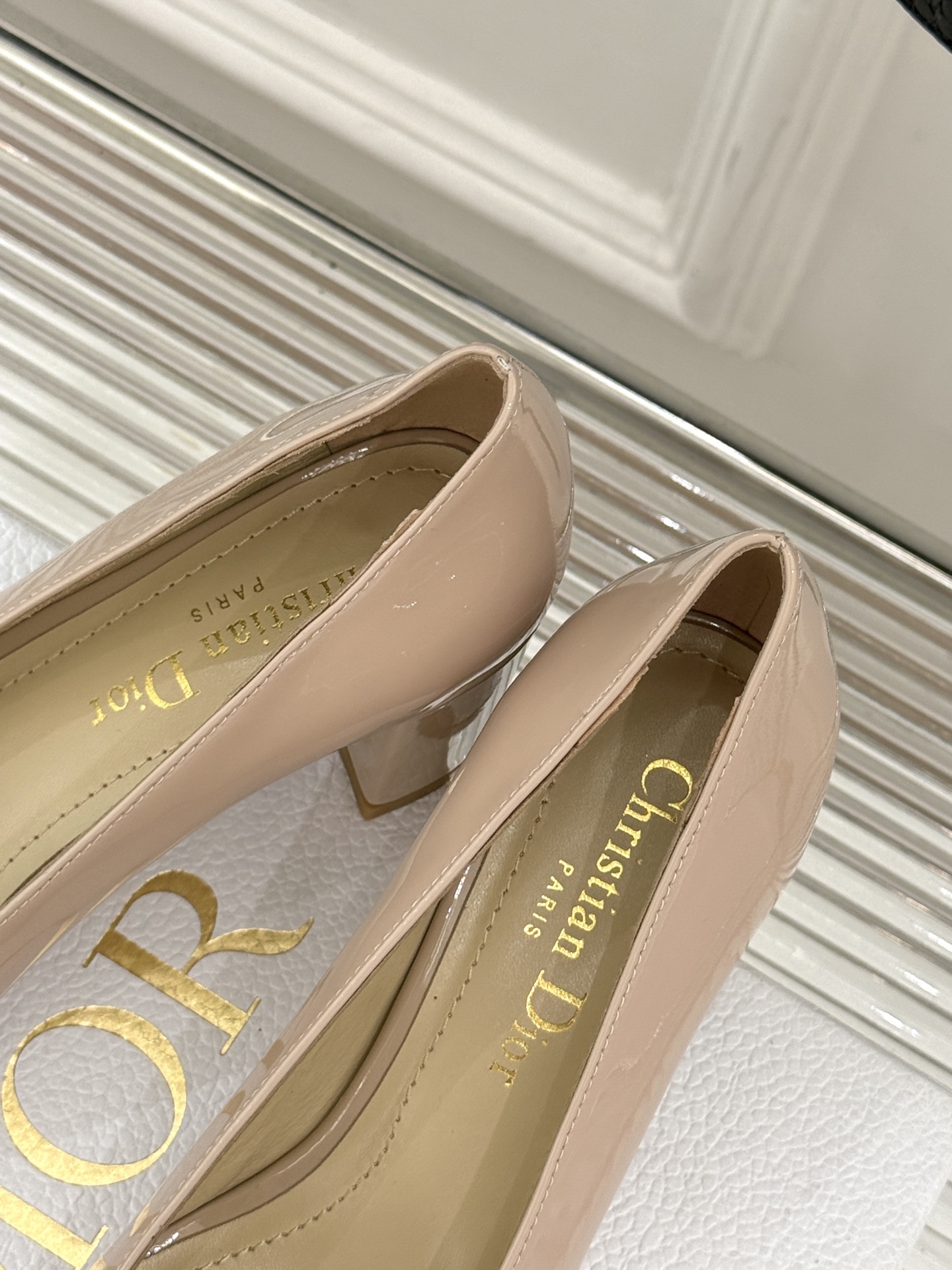 
Dior/迪奥25ss春夏新品
珍珠系列粗跟凉鞋单鞋
简洁珍珠设计 显高贵气质
无论是搭配牛仔裤还是长