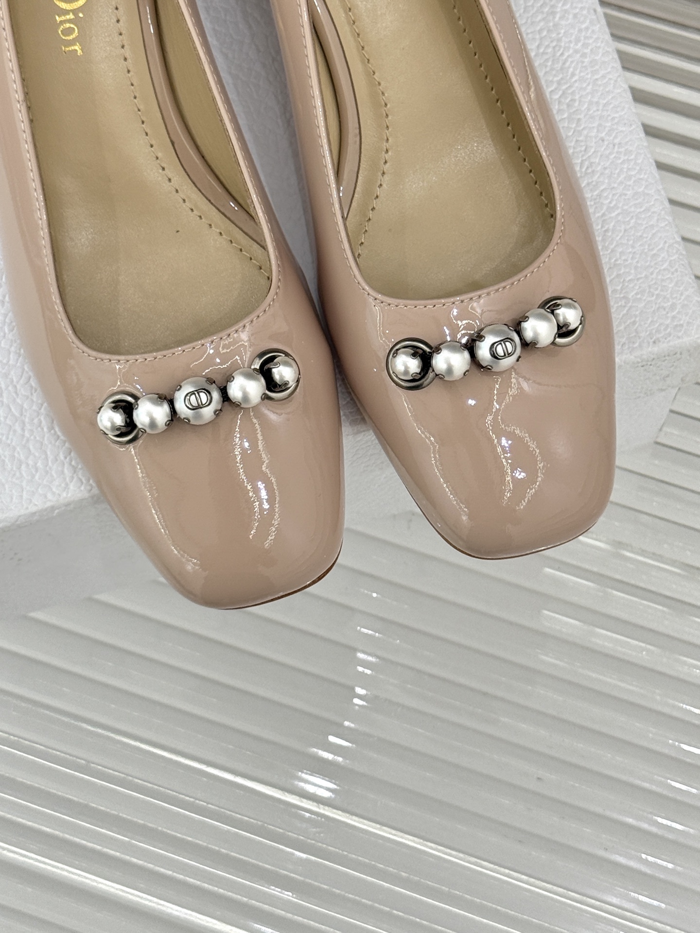 
Dior/迪奥25ss春夏新品
珍珠系列粗跟凉鞋单鞋
简洁珍珠设计 显高贵气质
无论是搭配牛仔裤还是长
