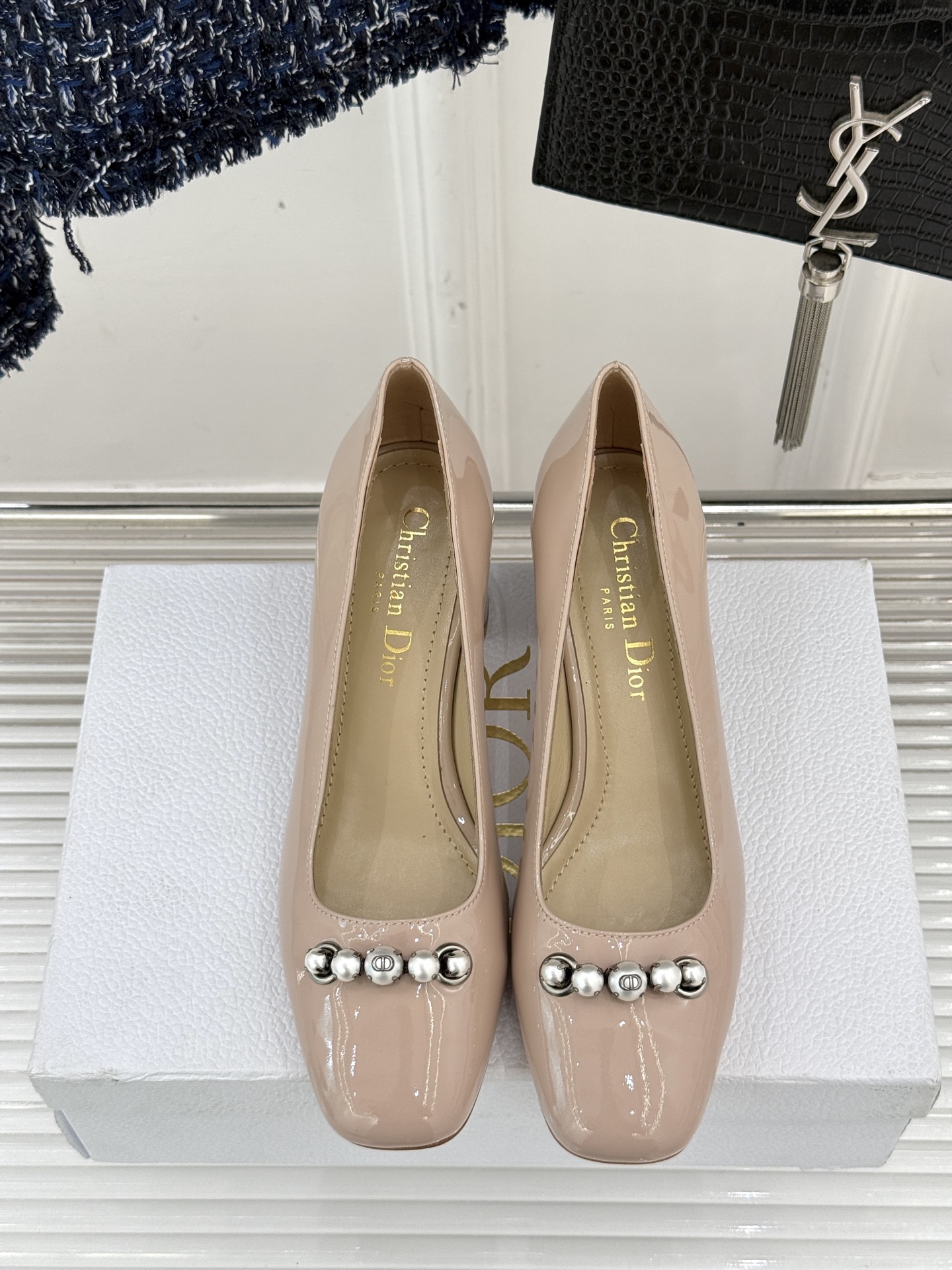 
Dior/迪奥25ss春夏新品
珍珠系列粗跟凉鞋单鞋
简洁珍珠设计 显高贵气质
无论是搭配牛仔裤还是长