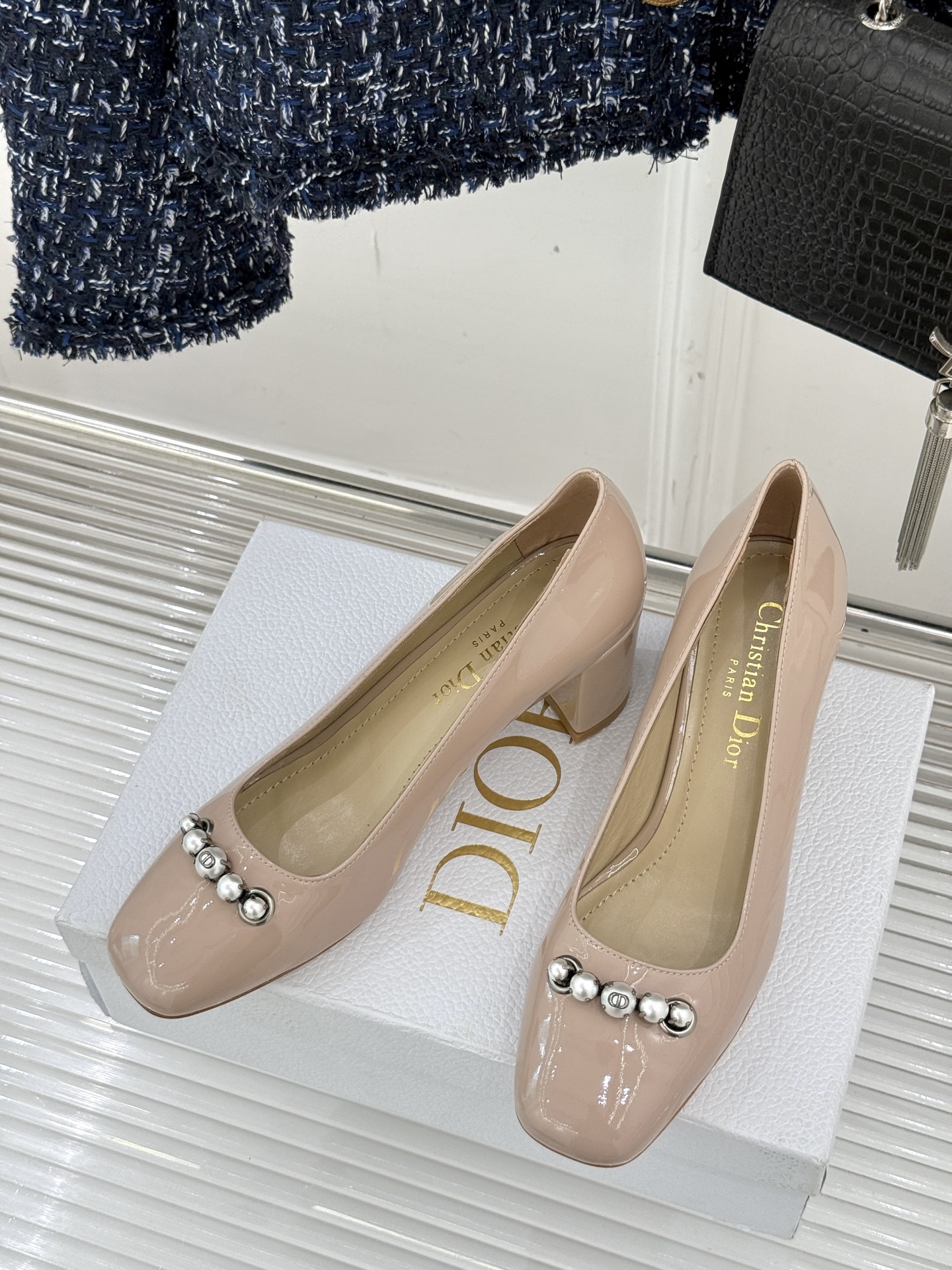 
Dior/迪奥25ss春夏新品
珍珠系列粗跟凉鞋单鞋
简洁珍珠设计 显高贵气质
无论是搭配牛仔裤还是长