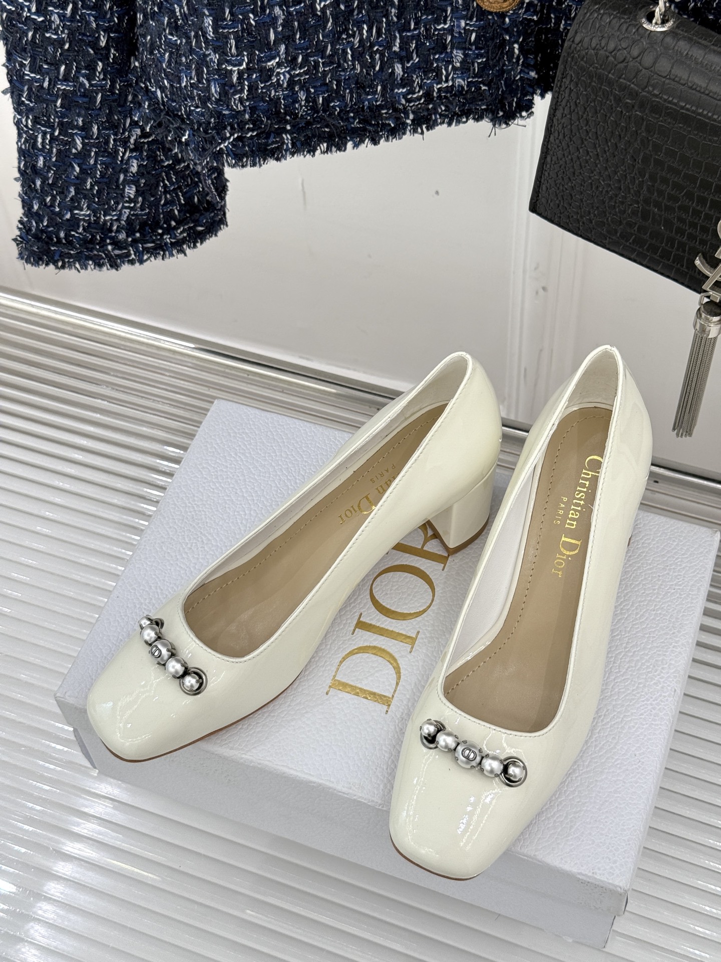 
Dior/迪奥25ss春夏新品
珍珠系列粗跟凉鞋单鞋
简洁珍珠设计 显高贵气质
无论是搭配牛仔裤还是长