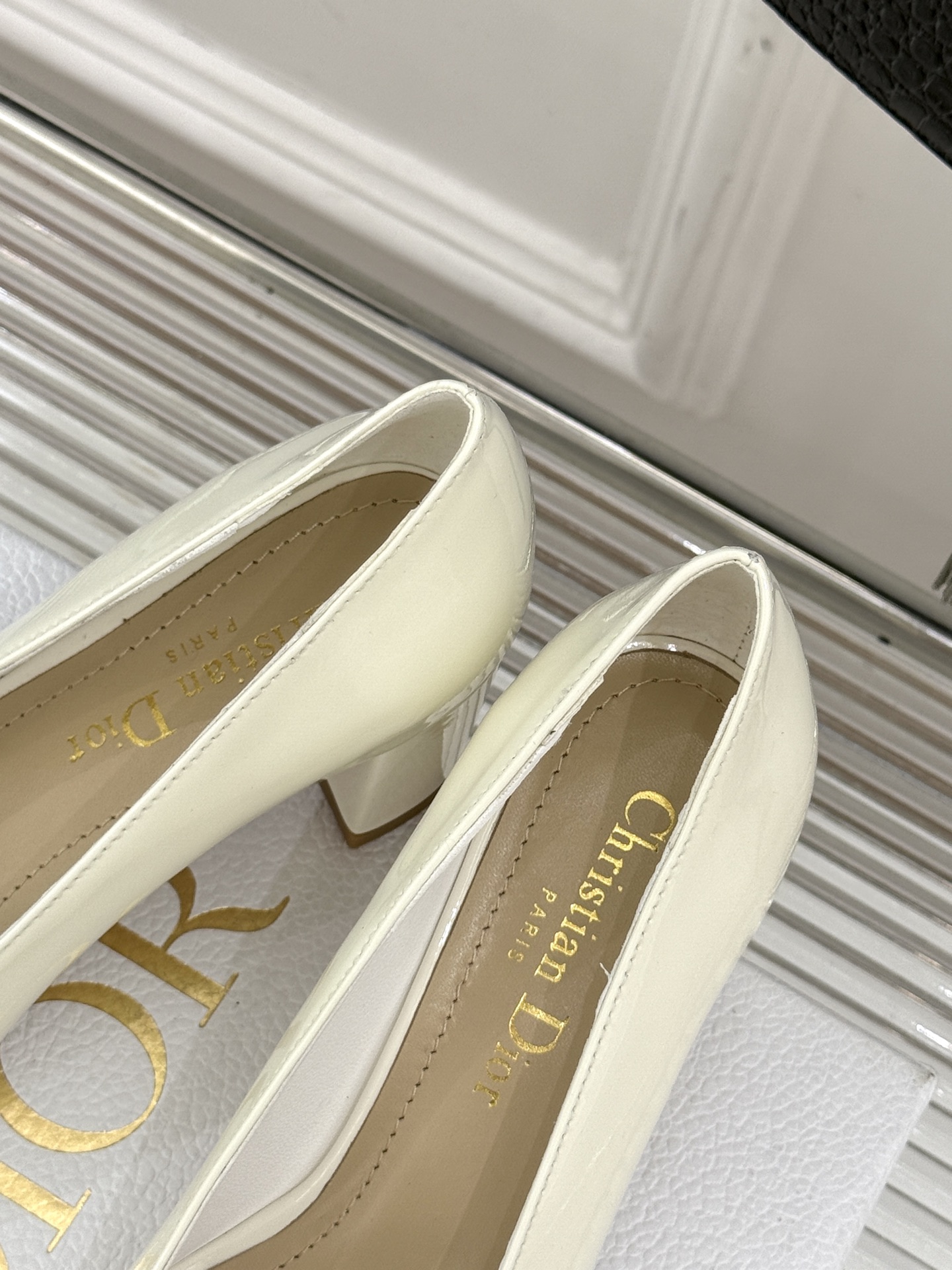 
Dior/迪奥25ss春夏新品
珍珠系列粗跟凉鞋单鞋
简洁珍珠设计 显高贵气质
无论是搭配牛仔裤还是长