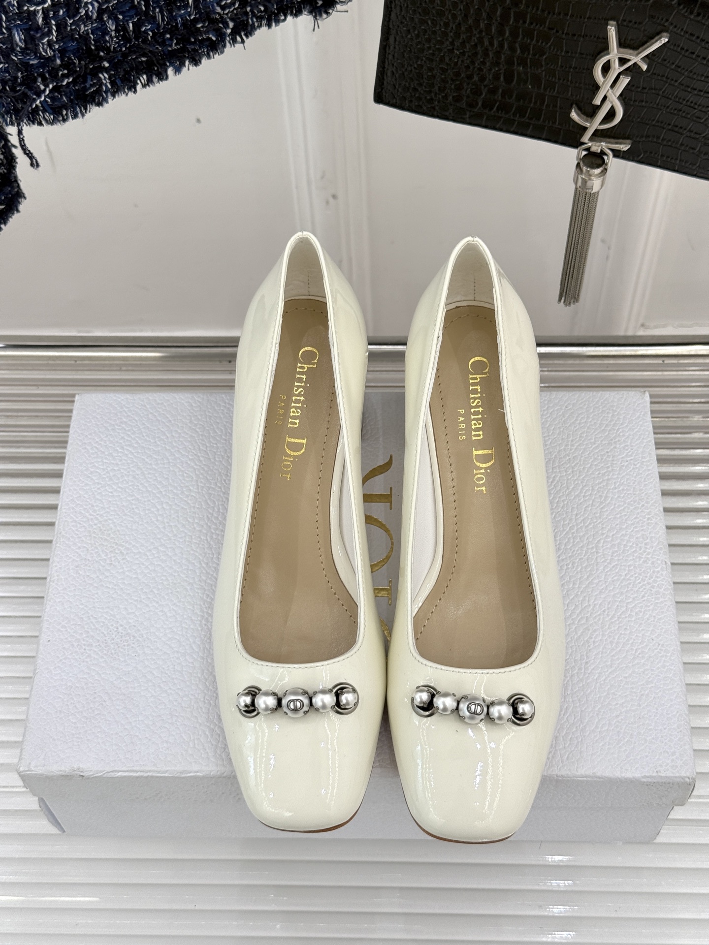 
Dior/迪奥25ss春夏新品
珍珠系列粗跟凉鞋单鞋
简洁珍珠设计 显高贵气质
无论是搭配牛仔裤还是长