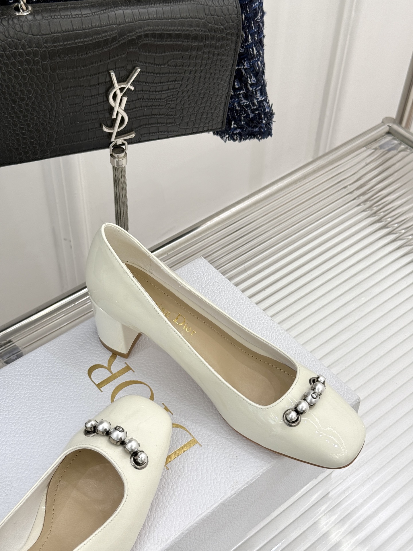 
Dior/迪奥25ss春夏新品
珍珠系列粗跟凉鞋单鞋
简洁珍珠设计 显高贵气质
无论是搭配牛仔裤还是长