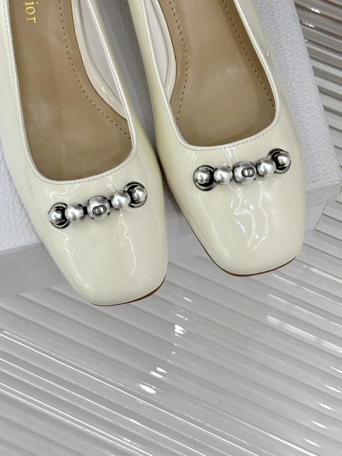 
Dior/迪奥25ss春夏新品
珍珠系列粗跟凉鞋单鞋
简洁珍珠设计 显高贵气质
无论是搭配牛仔裤还是长