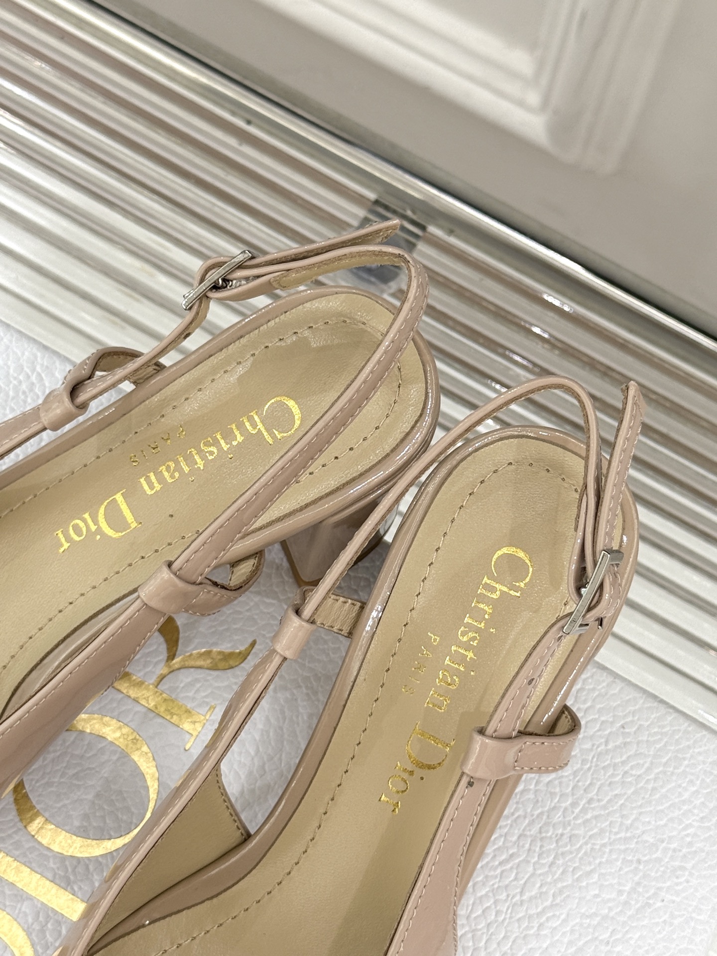 
Dior/迪奥25ss春夏新品
珍珠系列粗跟凉鞋单鞋
简洁珍珠设计 显高贵气质
无论是搭配牛仔裤还是长