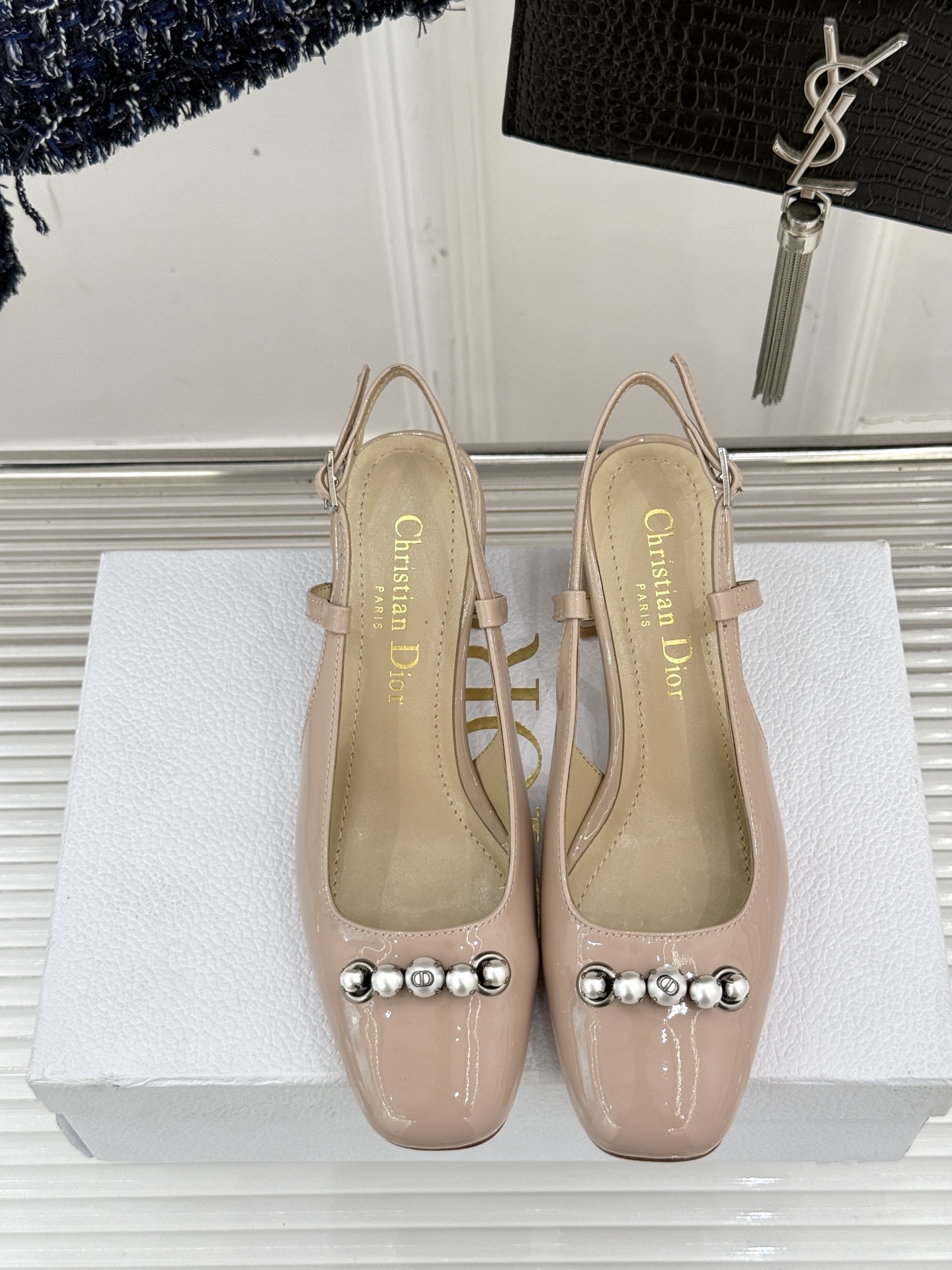 
Dior/迪奥25ss春夏新品
珍珠系列粗跟凉鞋单鞋
简洁珍珠设计 显高贵气质
无论是搭配牛仔裤还是长