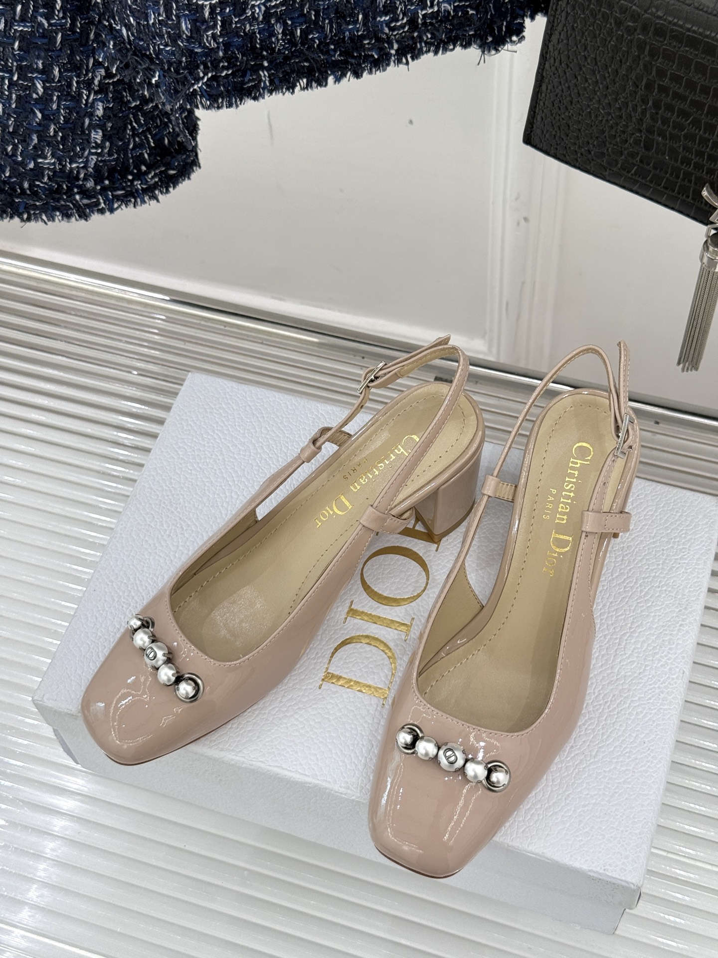 
Dior/迪奥25ss春夏新品
珍珠系列粗跟凉鞋单鞋
简洁珍珠设计 显高贵气质
无论是搭配牛仔裤还是长