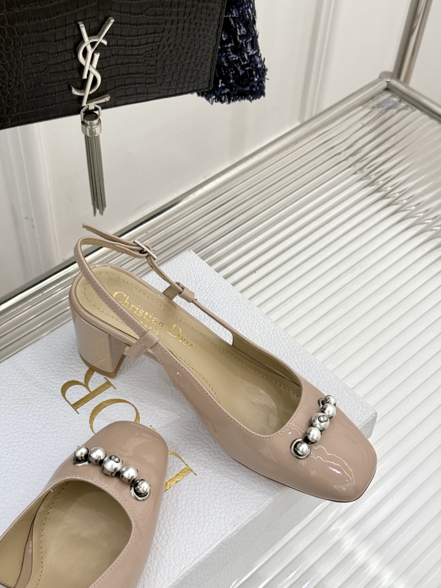 
Dior/迪奥25ss春夏新品
珍珠系列粗跟凉鞋单鞋
简洁珍珠设计 显高贵气质
无论是搭配牛仔裤还是长