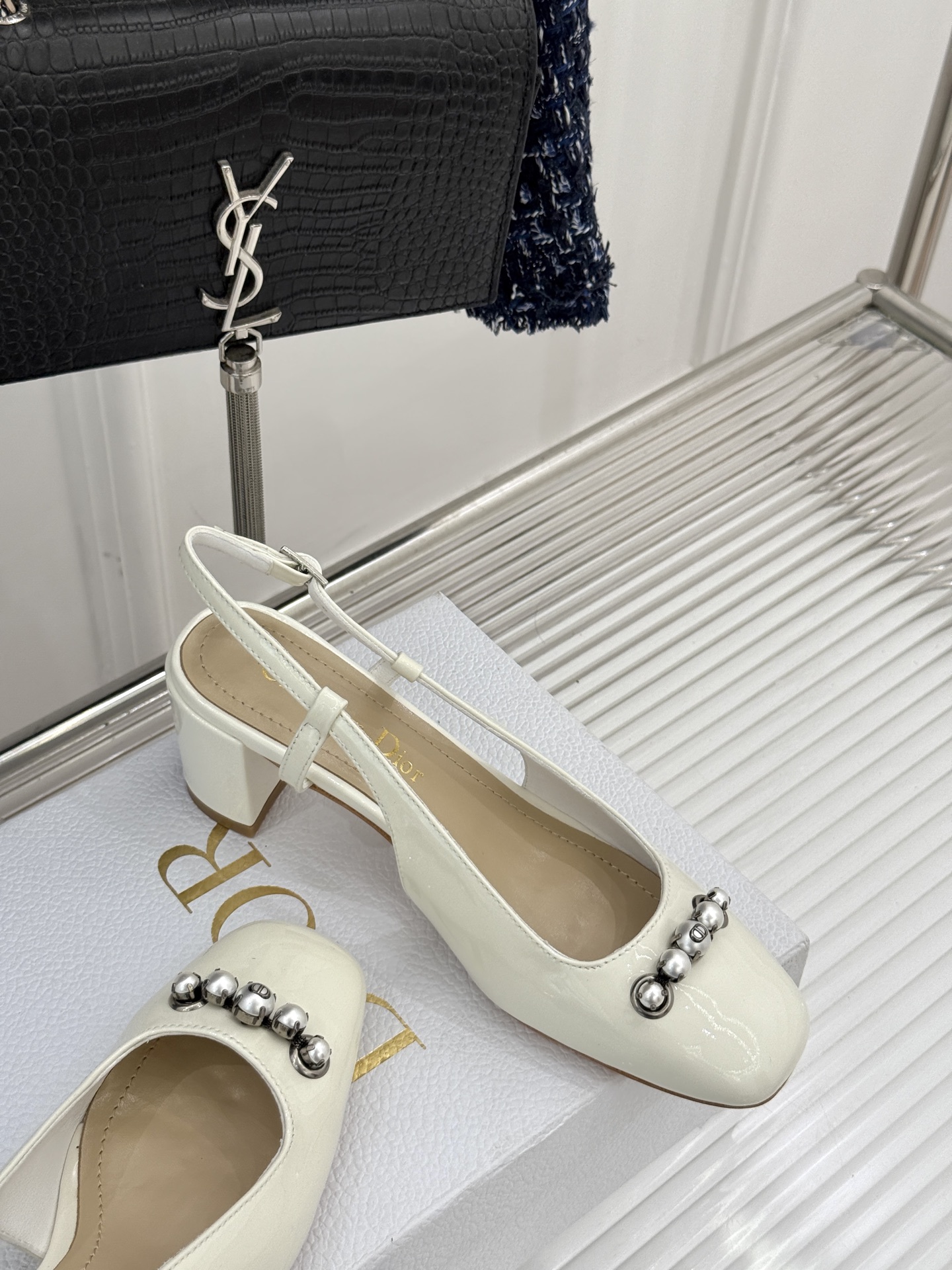 
Dior/迪奥25ss春夏新品
珍珠系列粗跟凉鞋单鞋
简洁珍珠设计 显高贵气质
无论是搭配牛仔裤还是长