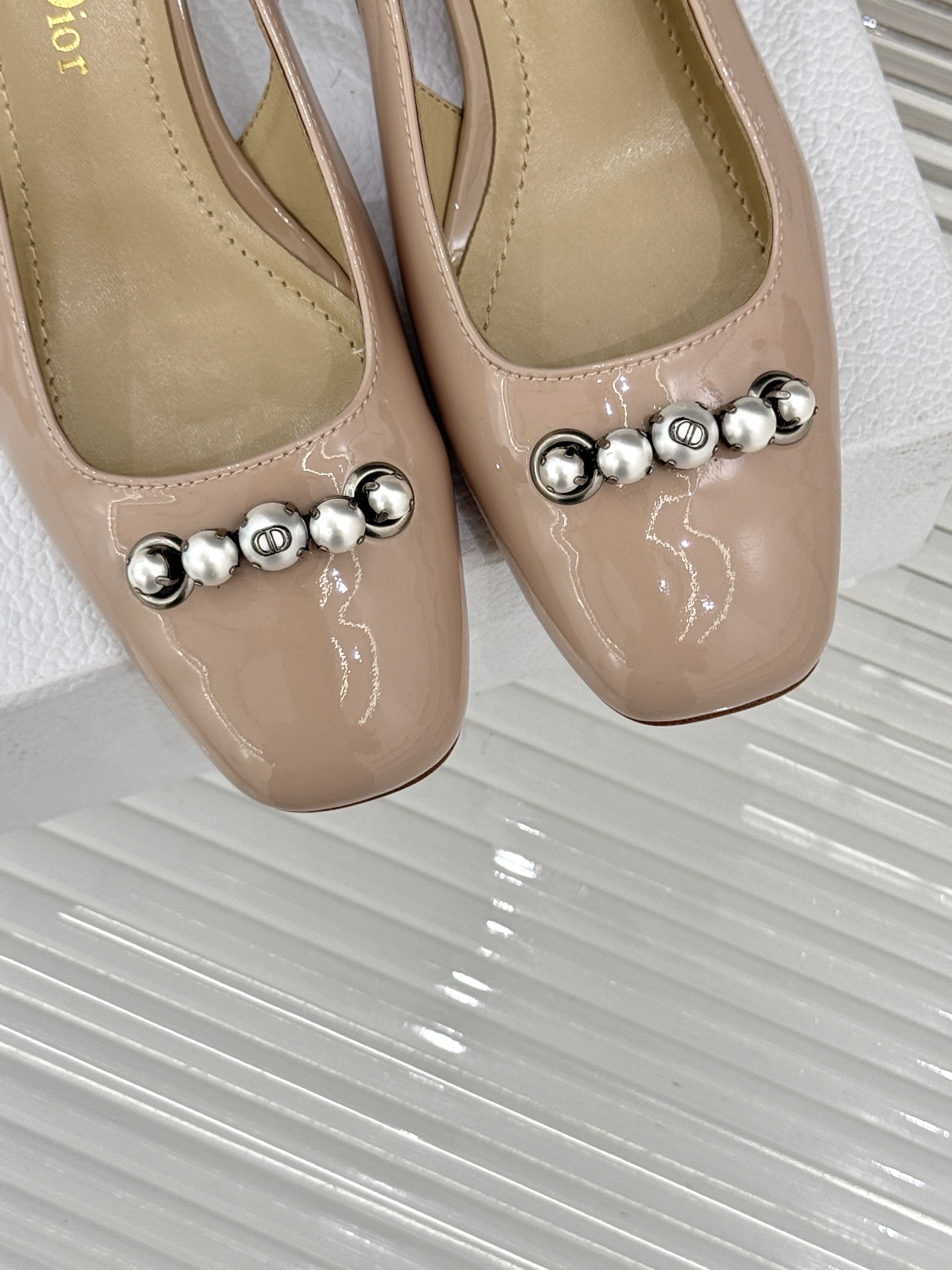 
Dior/迪奥25ss春夏新品
珍珠系列粗跟凉鞋单鞋
简洁珍珠设计 显高贵气质
无论是搭配牛仔裤还是长