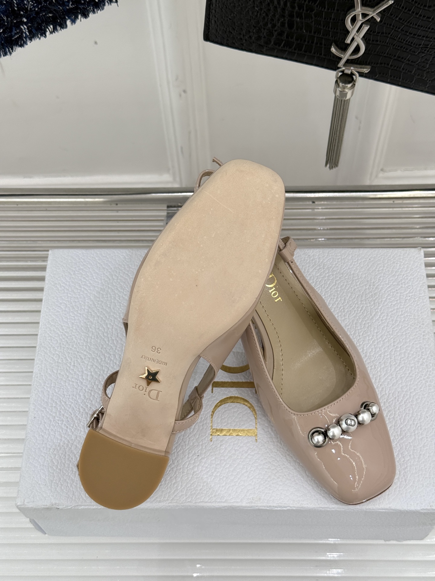 
Dior/迪奥25ss春夏新品
珍珠系列粗跟凉鞋单鞋
简洁珍珠设计 显高贵气质
无论是搭配牛仔裤还是长