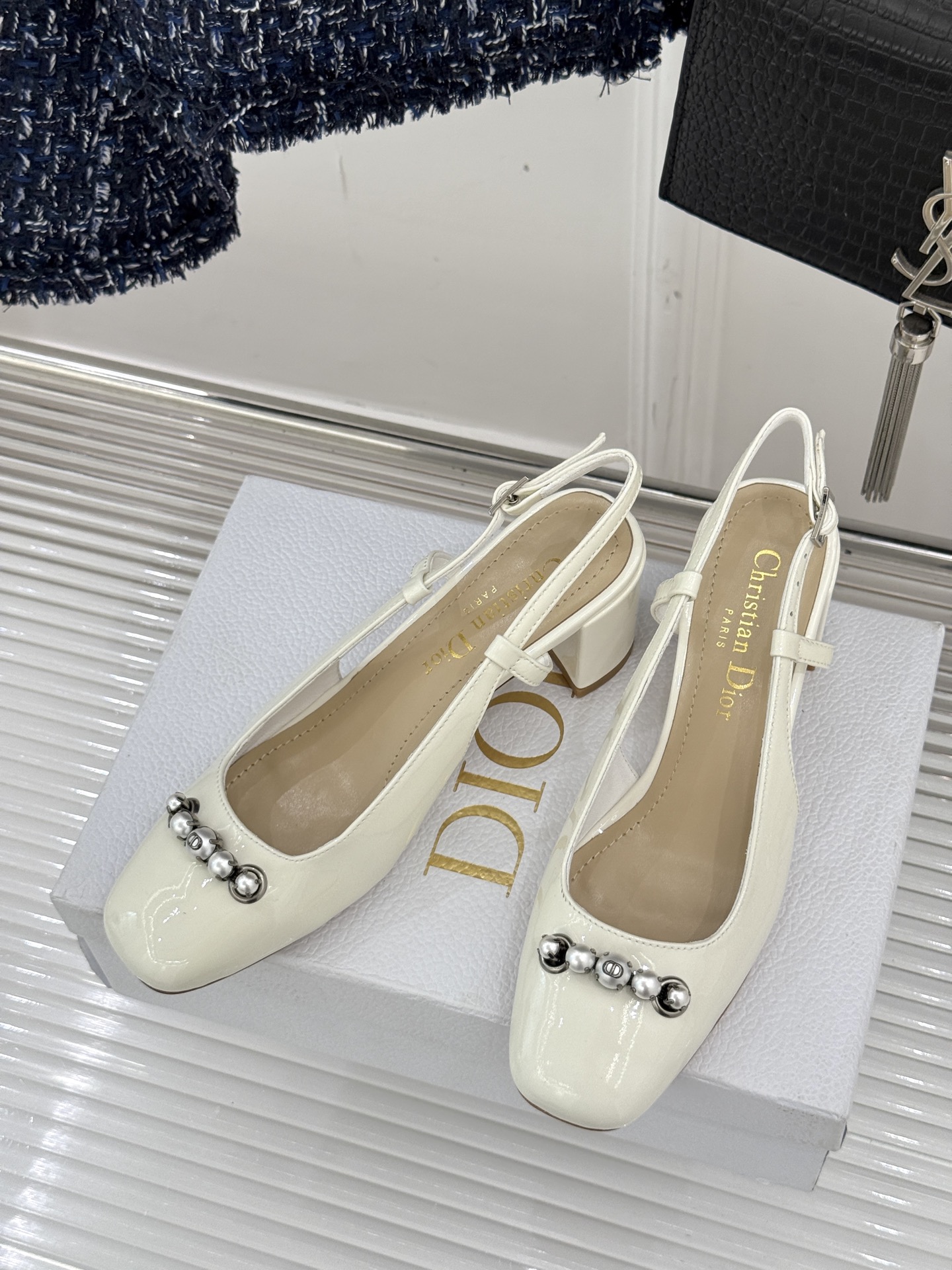 
Dior/迪奥25ss春夏新品
珍珠系列粗跟凉鞋单鞋
简洁珍珠设计 显高贵气质
无论是搭配牛仔裤还是长