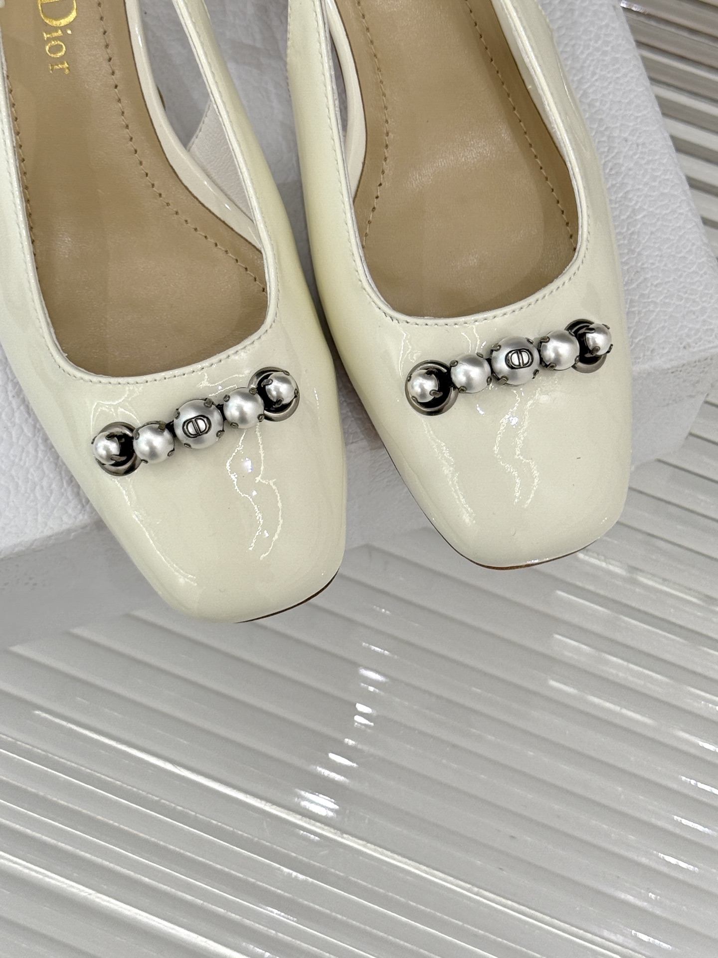 
Dior/迪奥25ss春夏新品
珍珠系列粗跟凉鞋单鞋
简洁珍珠设计 显高贵气质
无论是搭配牛仔裤还是长