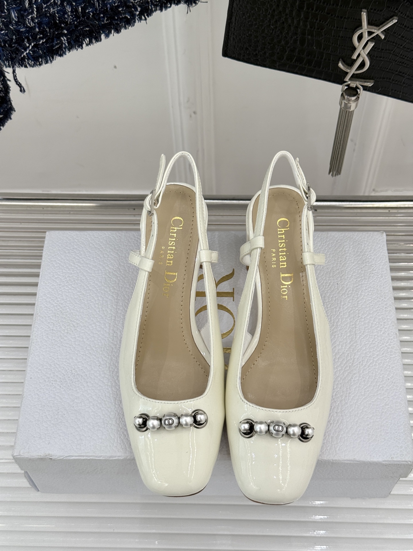 
Dior/迪奥25ss春夏新品
珍珠系列粗跟凉鞋单鞋
简洁珍珠设计 显高贵气质
无论是搭配牛仔裤还是长