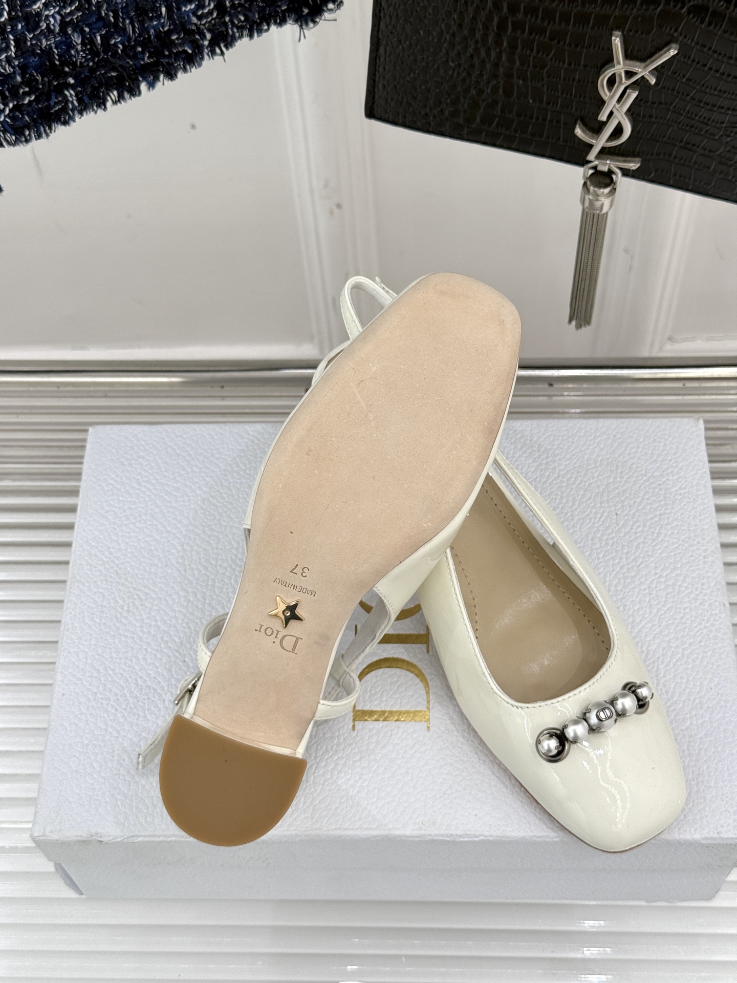 
Dior/迪奥25ss春夏新品
珍珠系列粗跟凉鞋单鞋
简洁珍珠设计 显高贵气质
无论是搭配牛仔裤还是长