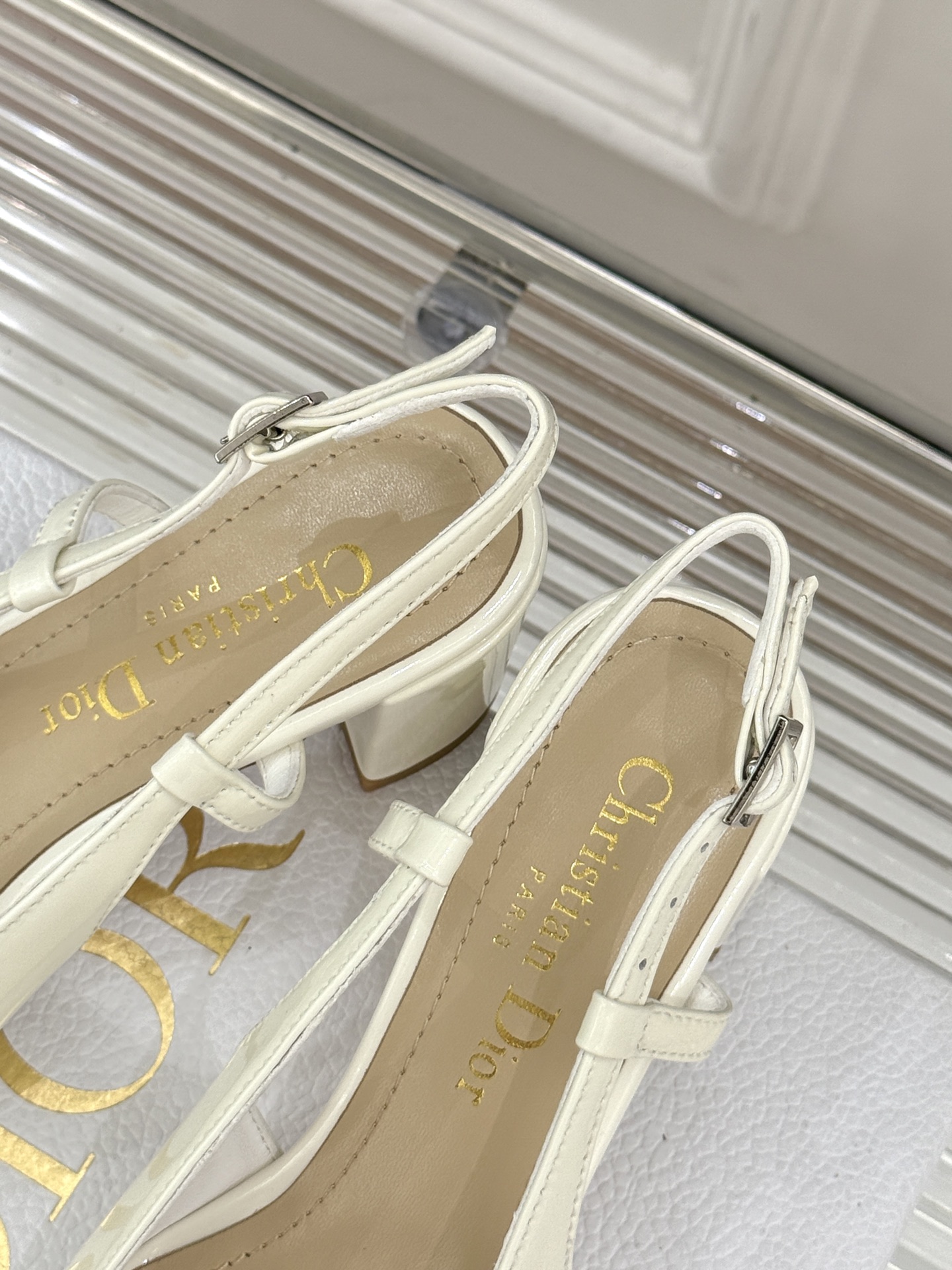 
Dior/迪奥25ss春夏新品
珍珠系列粗跟凉鞋单鞋
简洁珍珠设计 显高贵气质
无论是搭配牛仔裤还是长