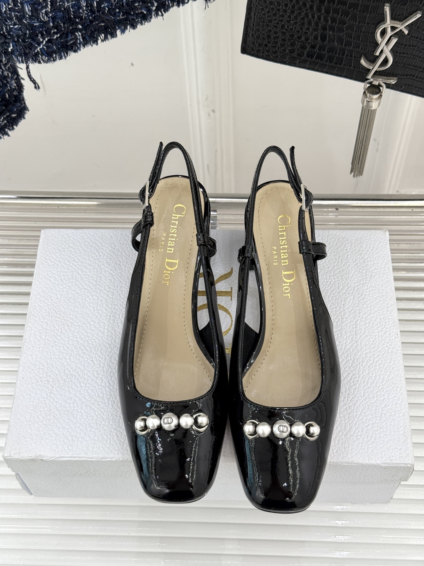 
Dior/迪奥25ss春夏新品
珍珠系列粗跟凉鞋单鞋
简洁珍珠设计 显高贵气质
无论是搭配牛仔裤还是长