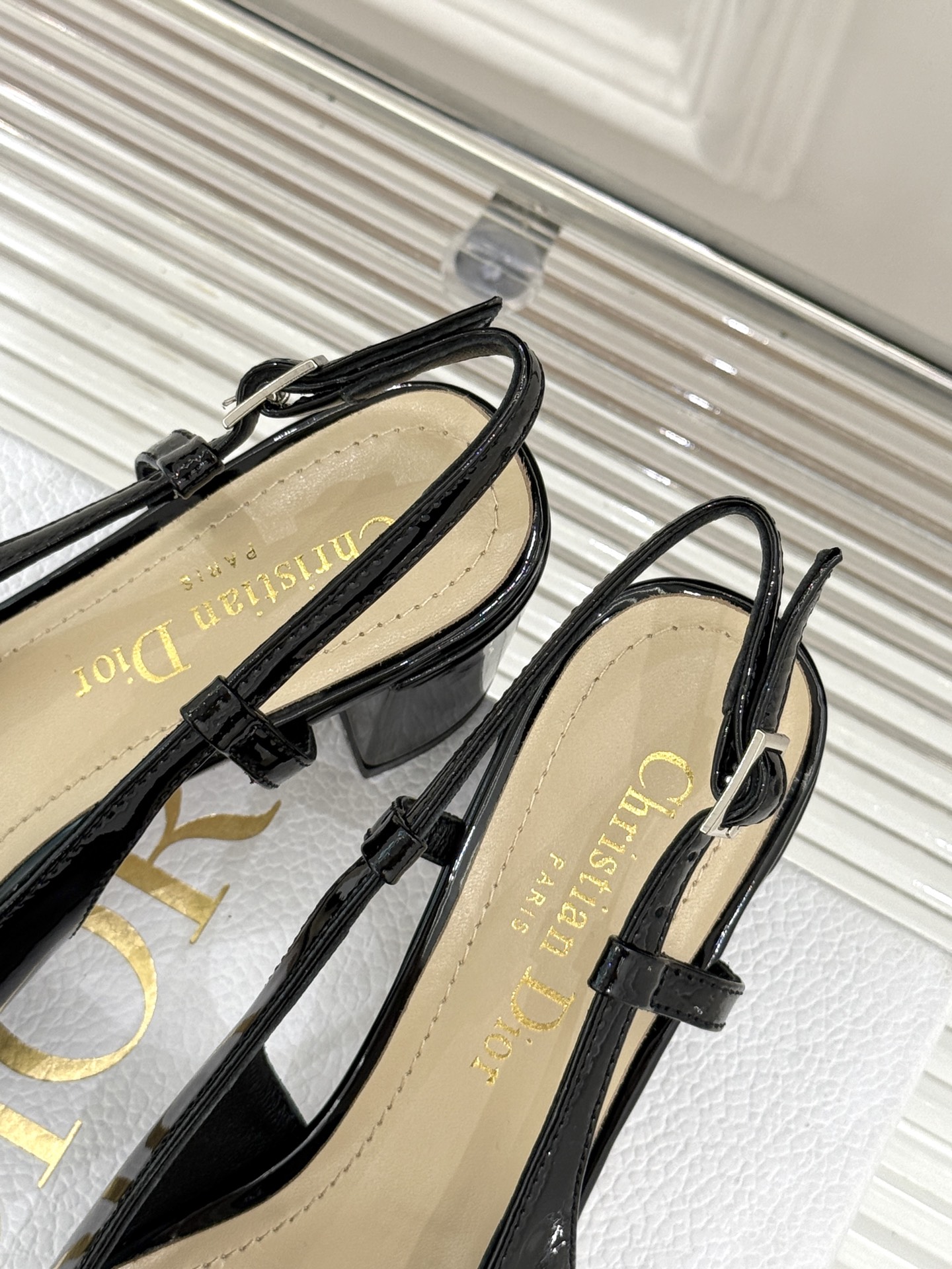 
Dior/迪奥25ss春夏新品
珍珠系列粗跟凉鞋单鞋
简洁珍珠设计 显高贵气质
无论是搭配牛仔裤还是长
