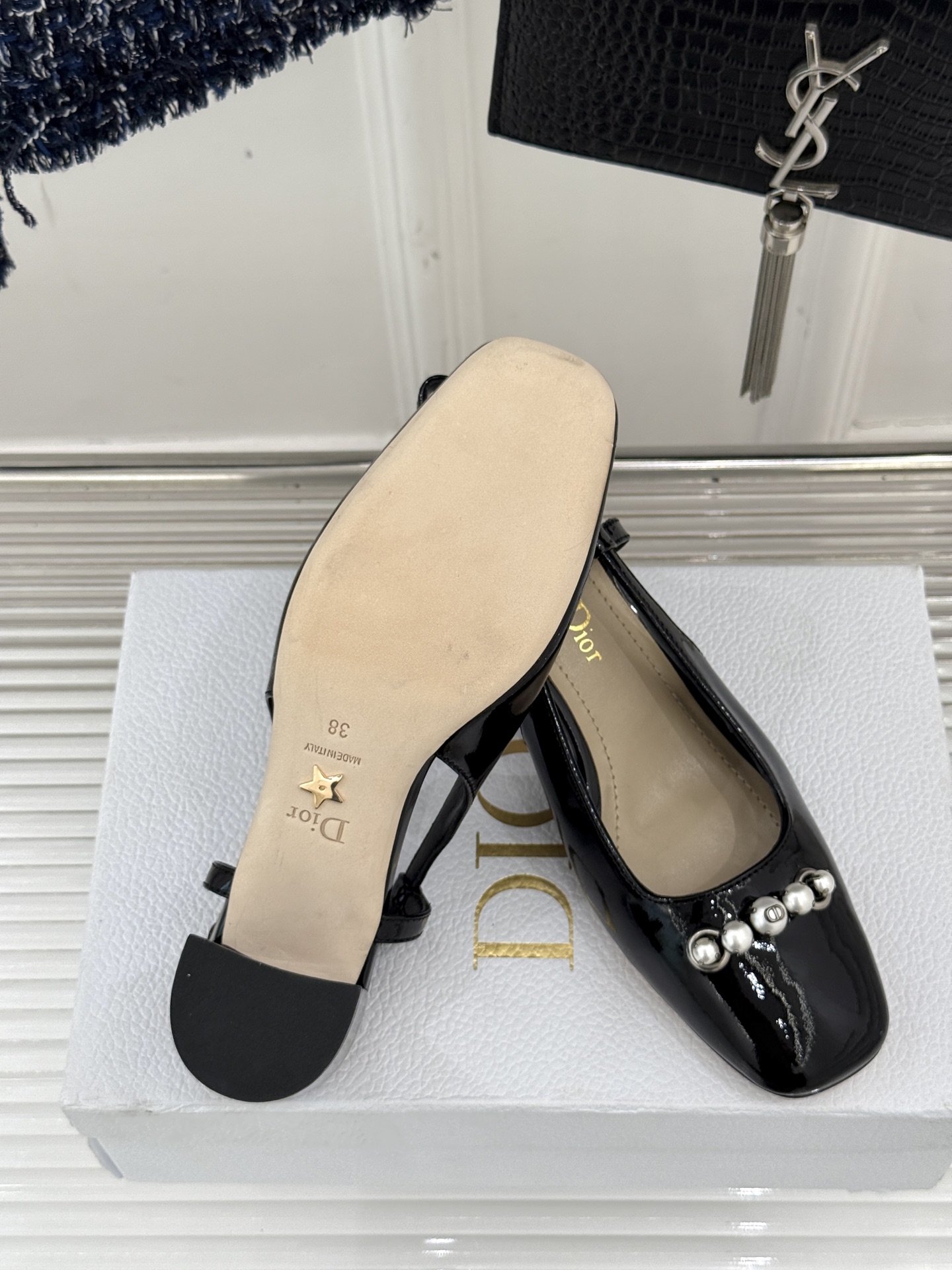 
Dior/迪奥25ss春夏新品
珍珠系列粗跟凉鞋单鞋
简洁珍珠设计 显高贵气质
无论是搭配牛仔裤还是长