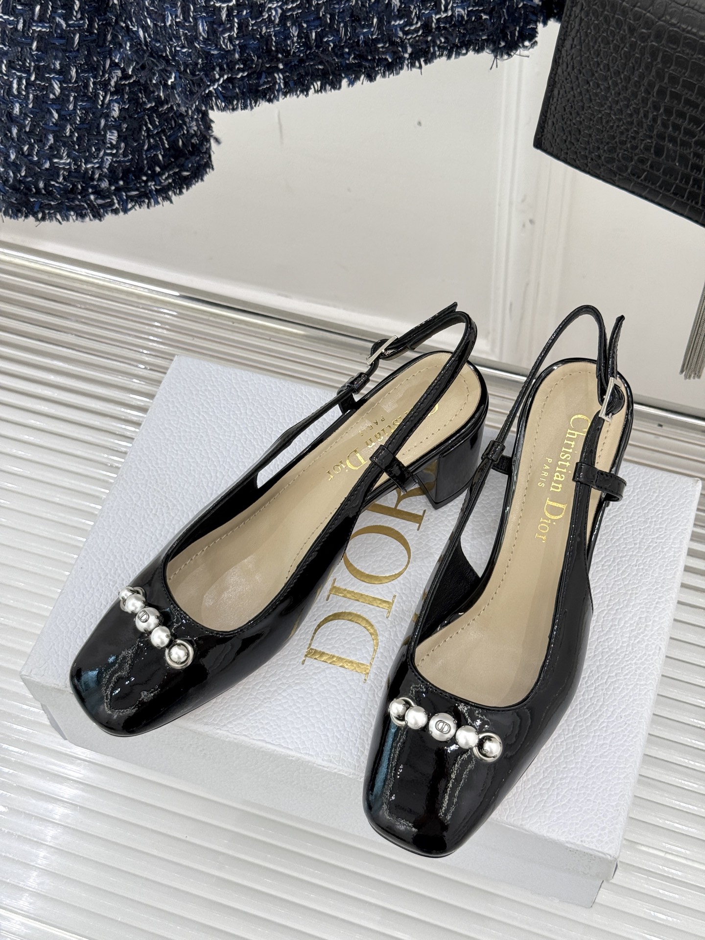 
Dior/迪奥25ss春夏新品
珍珠系列粗跟凉鞋单鞋
简洁珍珠设计 显高贵气质
无论是搭配牛仔裤还是长