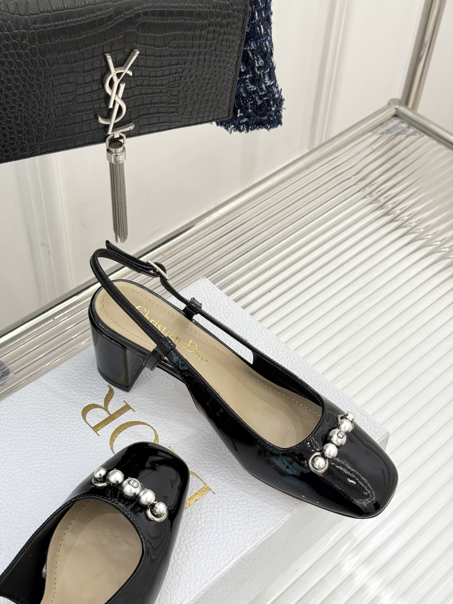 
Dior/迪奥25ss春夏新品
珍珠系列粗跟凉鞋单鞋
简洁珍珠设计 显高贵气质
无论是搭配牛仔裤还是长