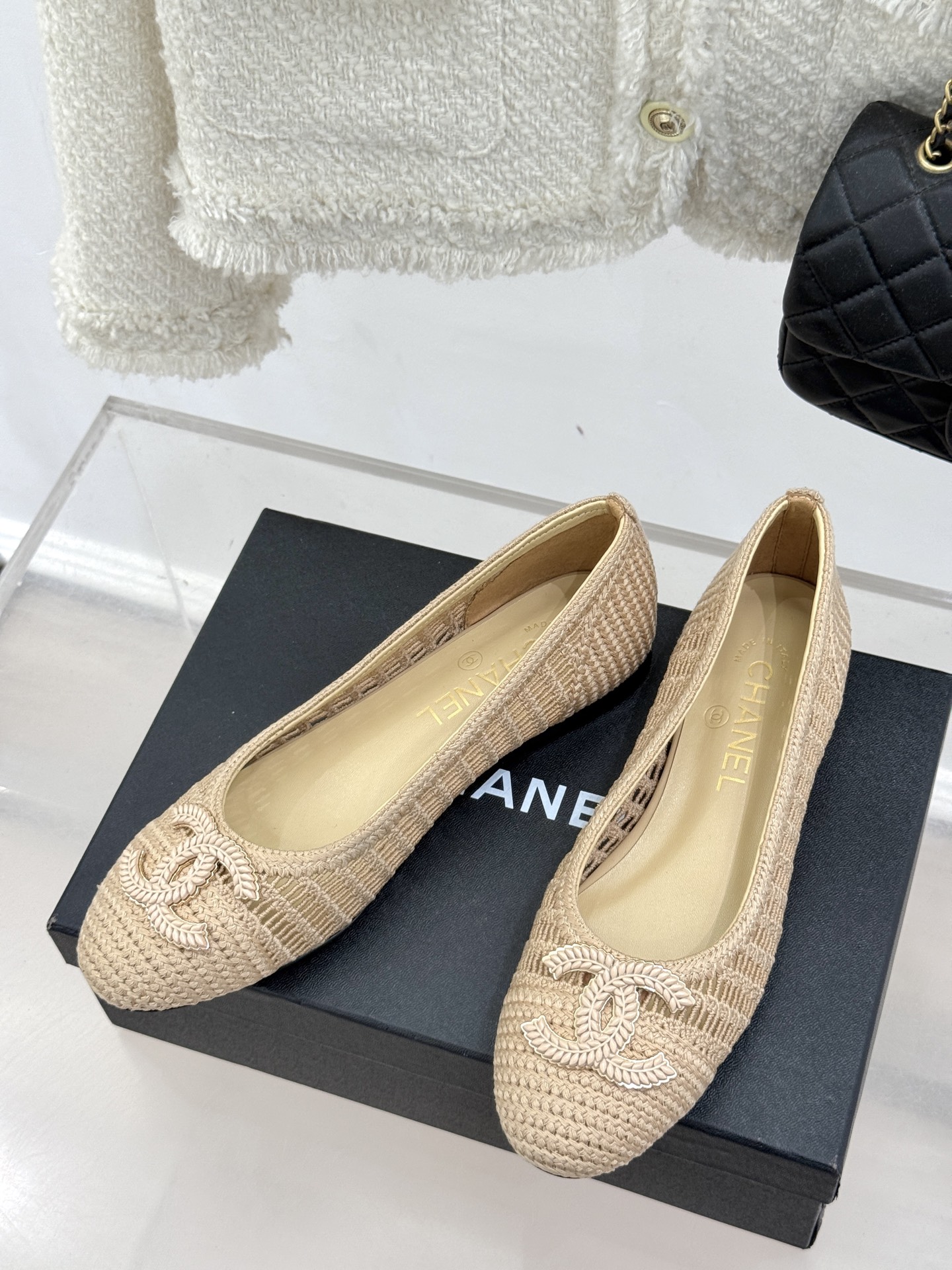 
CHANE*｜小香25。春夏新品镂空双C
拉菲草芭蕾舞鞋
永恒的经典  名媛气质十足
香奶奶事时尚界当