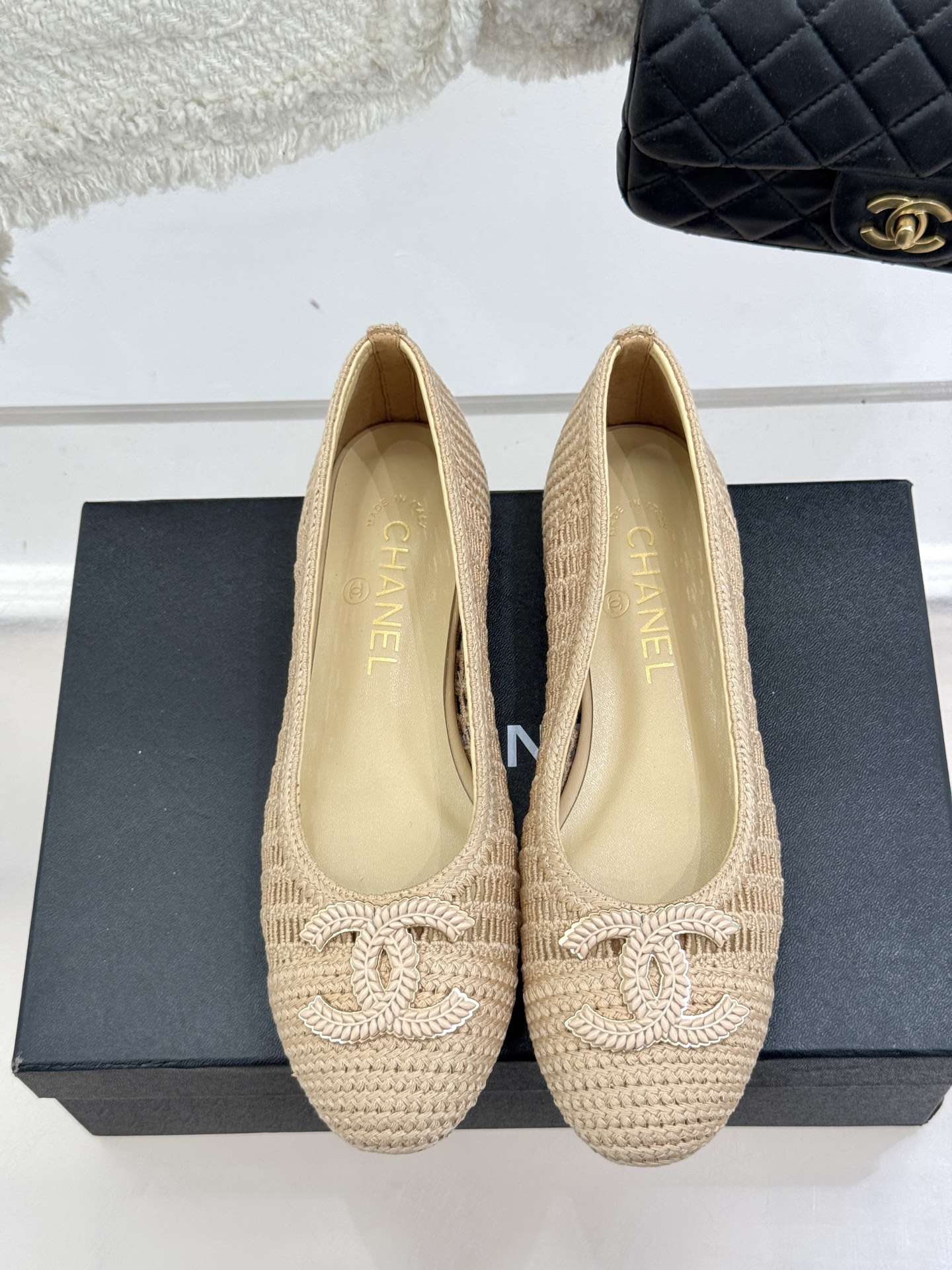
CHANE*｜小香25。春夏新品镂空双C
拉菲草芭蕾舞鞋
永恒的经典  名媛气质十足
香奶奶事时尚界当