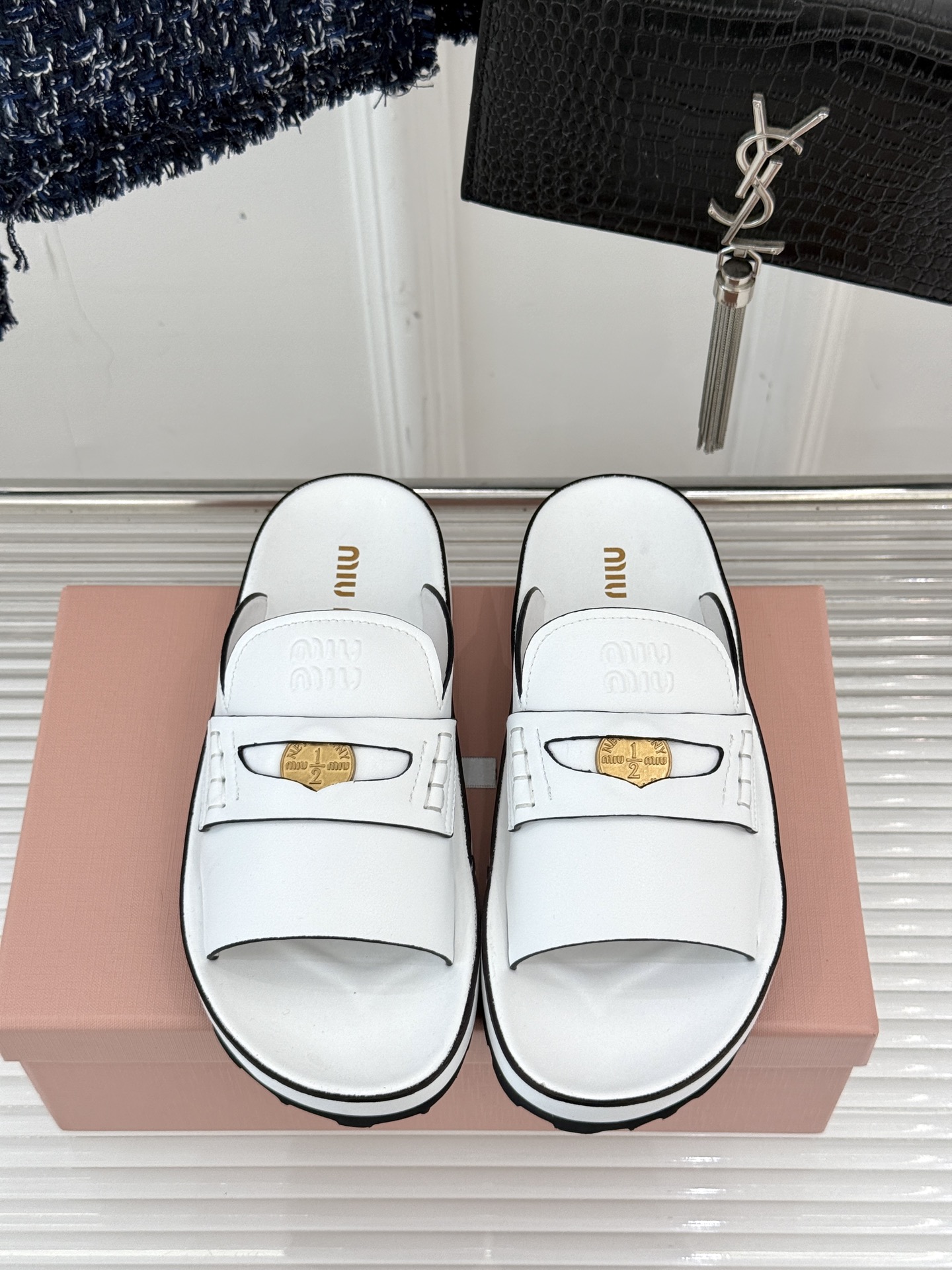 
MiuMiu/缪缪 25S走秀款钱币复古拖鞋
最近风很大的金币乐福鞋 被挖到了～
满满的复古英伦感 顺