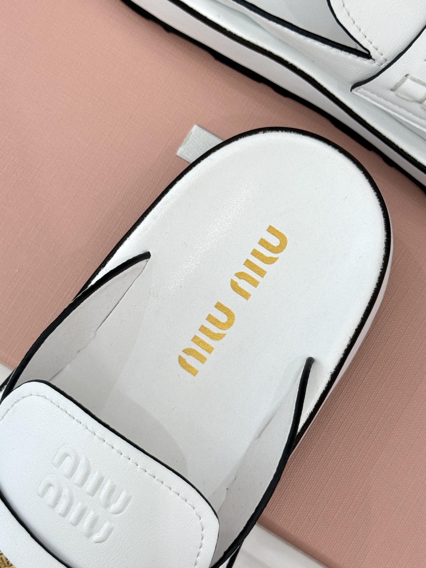 
MiuMiu/缪缪 25S走秀款钱币复古拖鞋
最近风很大的金币乐福鞋 被挖到了～
满满的复古英伦感 顺