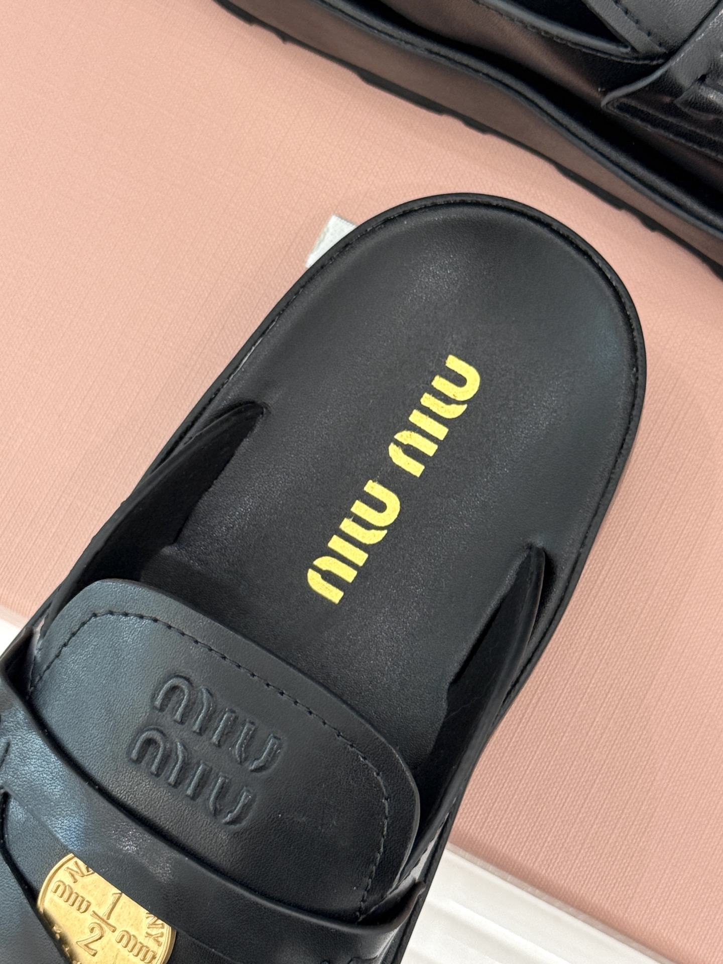 
MiuMiu/缪缪 25S走秀款钱币复古拖鞋
最近风很大的金币乐福鞋 被挖到了～
满满的复古英伦感 顺