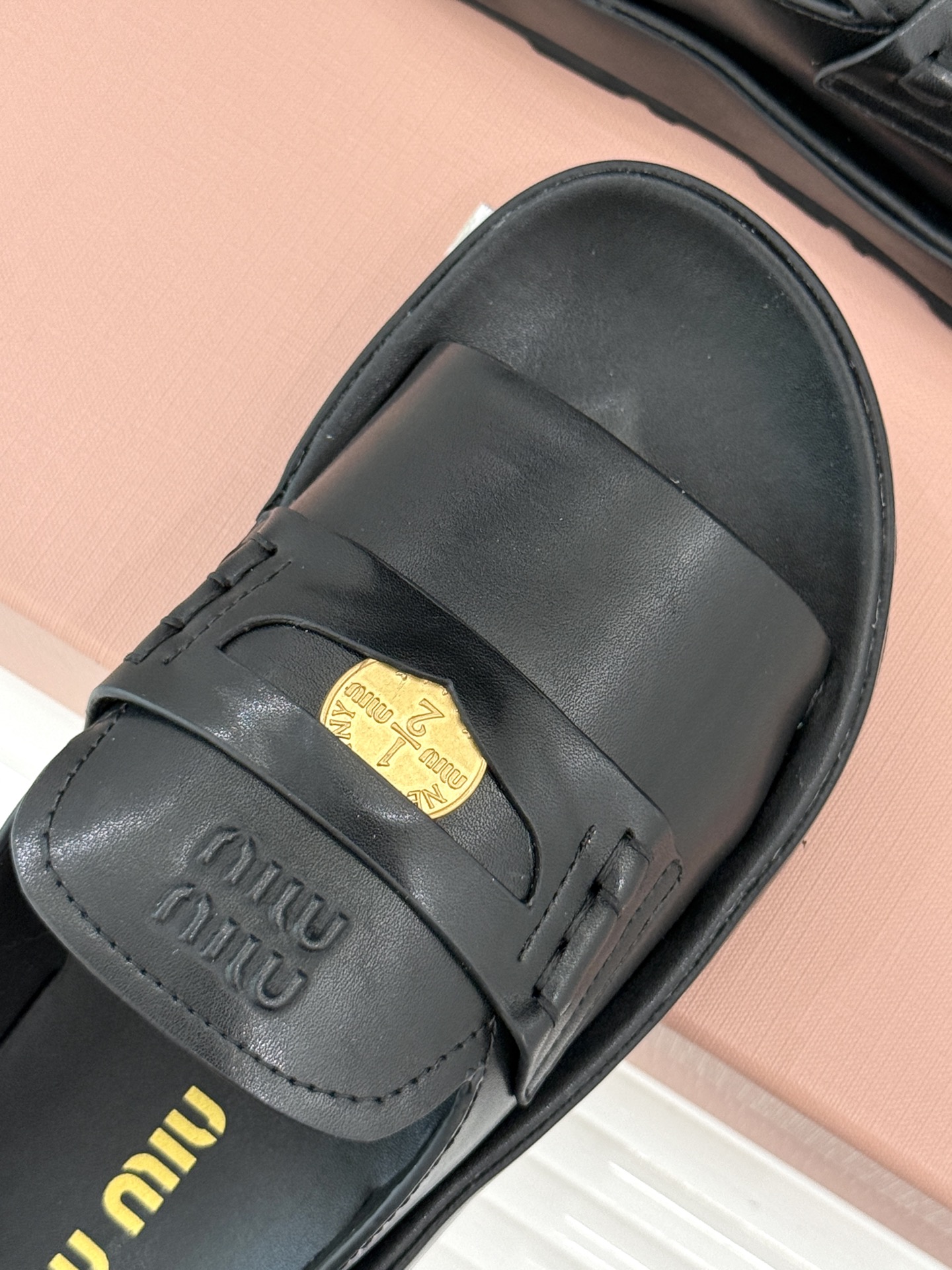 
MiuMiu/缪缪 25S走秀款钱币复古拖鞋
最近风很大的金币乐福鞋 被挖到了～
满满的复古英伦感 顺