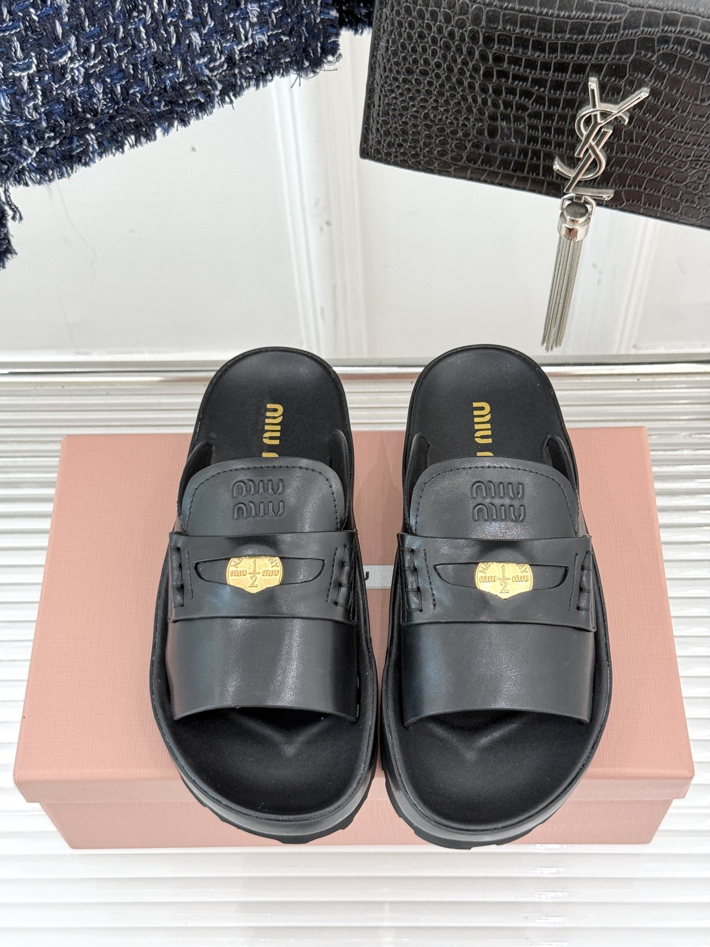 
MiuMiu/缪缪 25S走秀款钱币复古拖鞋
最近风很大的金币乐福鞋 被挖到了～
满满的复古英伦感 顺