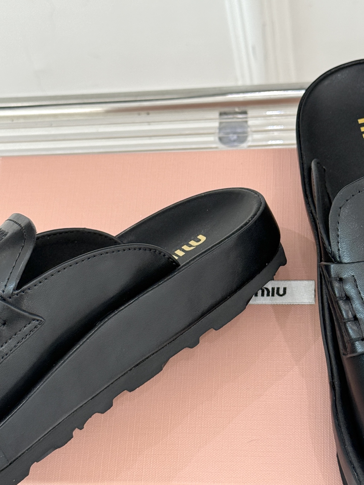 
MiuMiu/缪缪 25S走秀款钱币复古拖鞋
最近风很大的金币乐福鞋 被挖到了～
满满的复古英伦感 顺