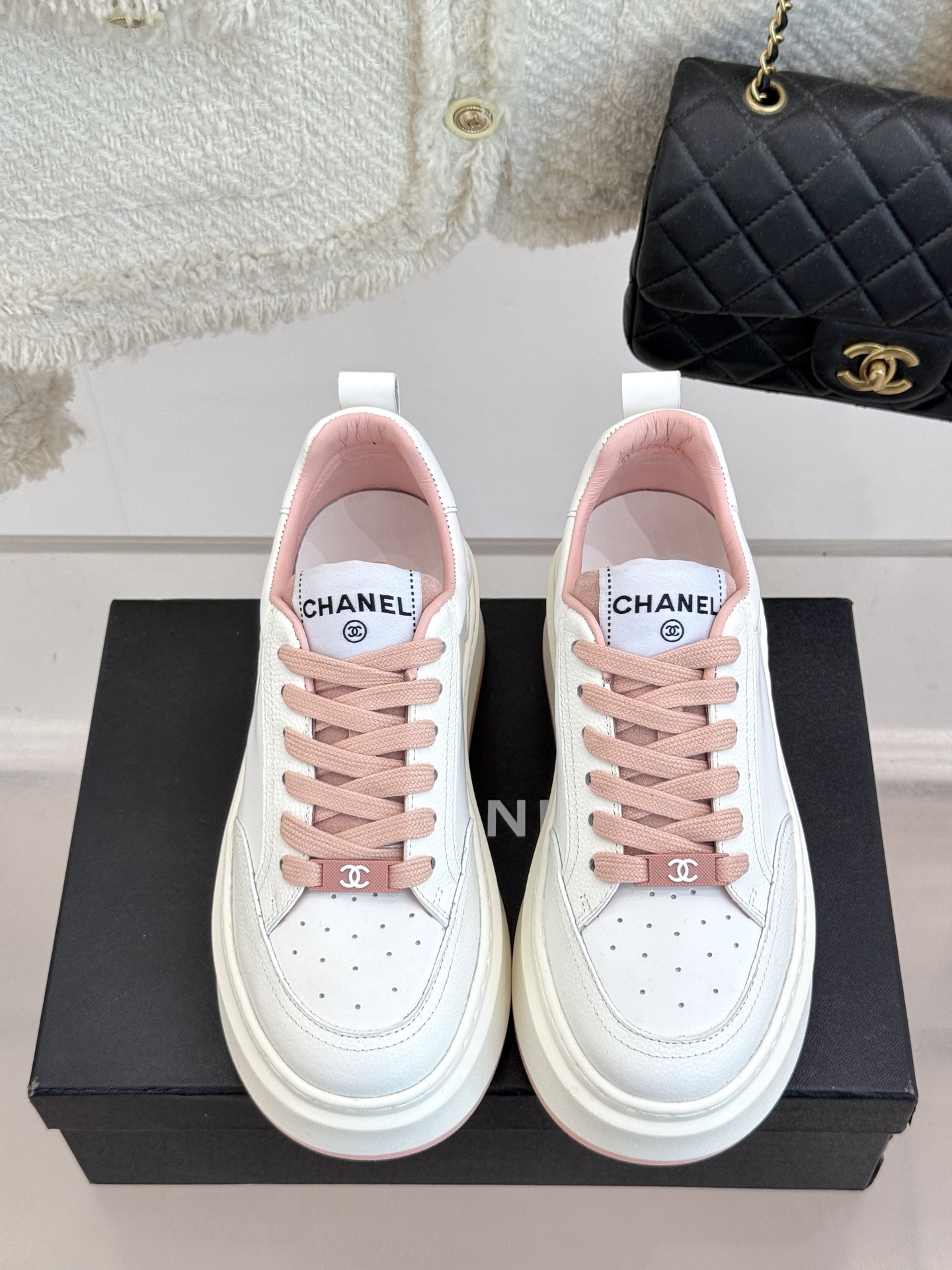 
CHANE* ｜小香经典运动厚底小白鞋 
小个子女生最爱的厚底鞋也安排上了
拉腿效果堪比腿部整形 巨显
